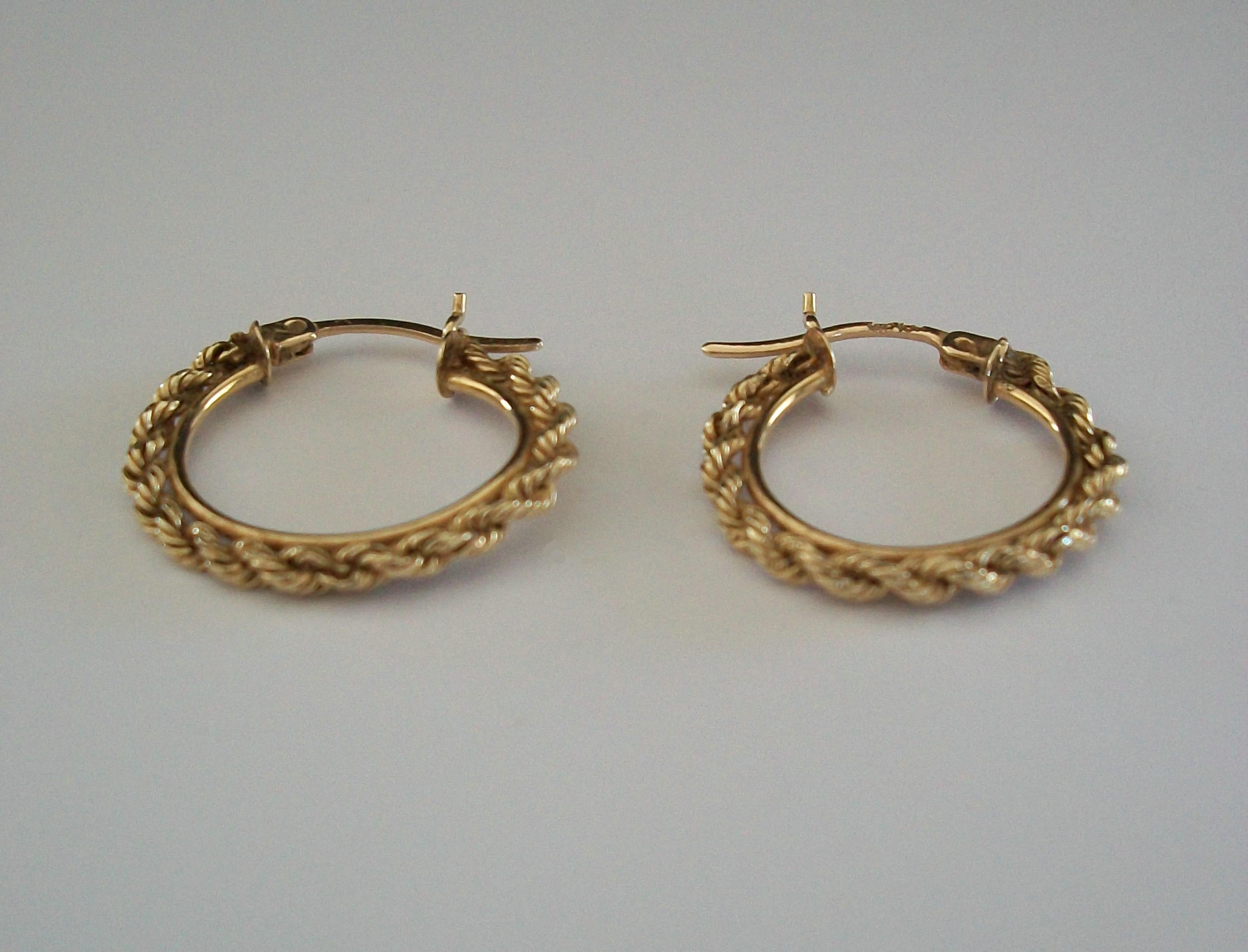 Par de pendientes de aro con cadena de cuerda de oro amarillo de 10 quilates - EE.UU. - Años 80 aproximadamente en venta 9