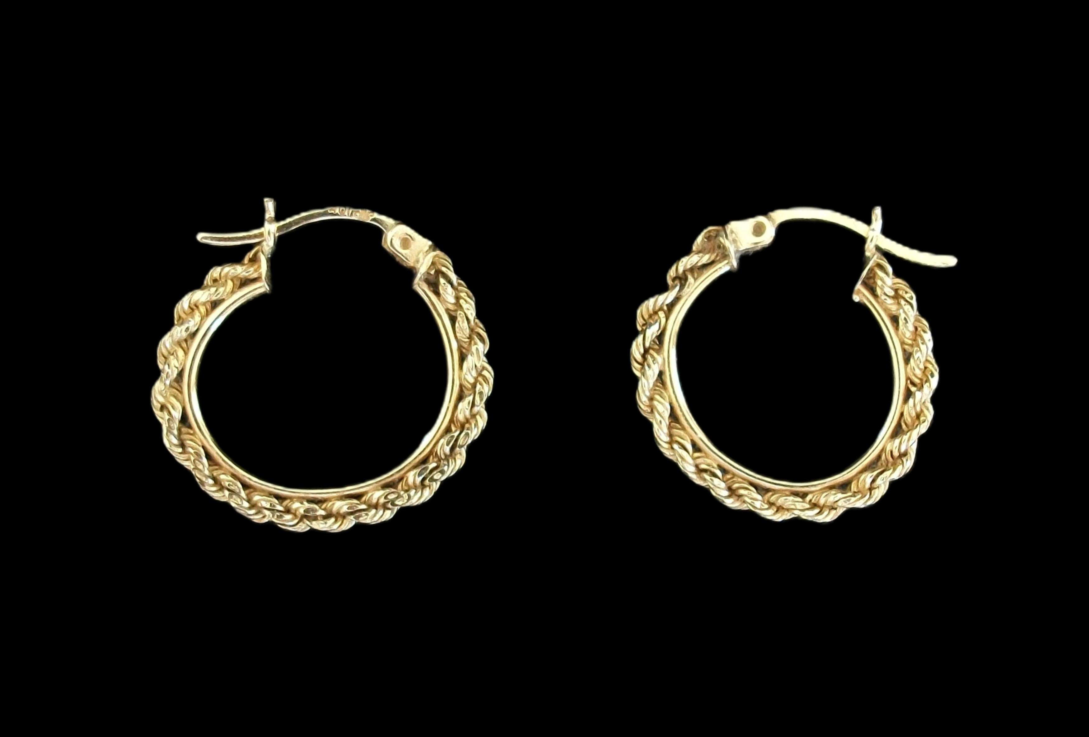 Par de pendientes vintage de aro redondo de oro amarillo de 10 quilates - hechos a mano con una banda maciza en cada aro y un segmento de cadena de cuerda fijado en la parte superior - cierres de bisagra - firmados y marcados con 10 quilates en cada