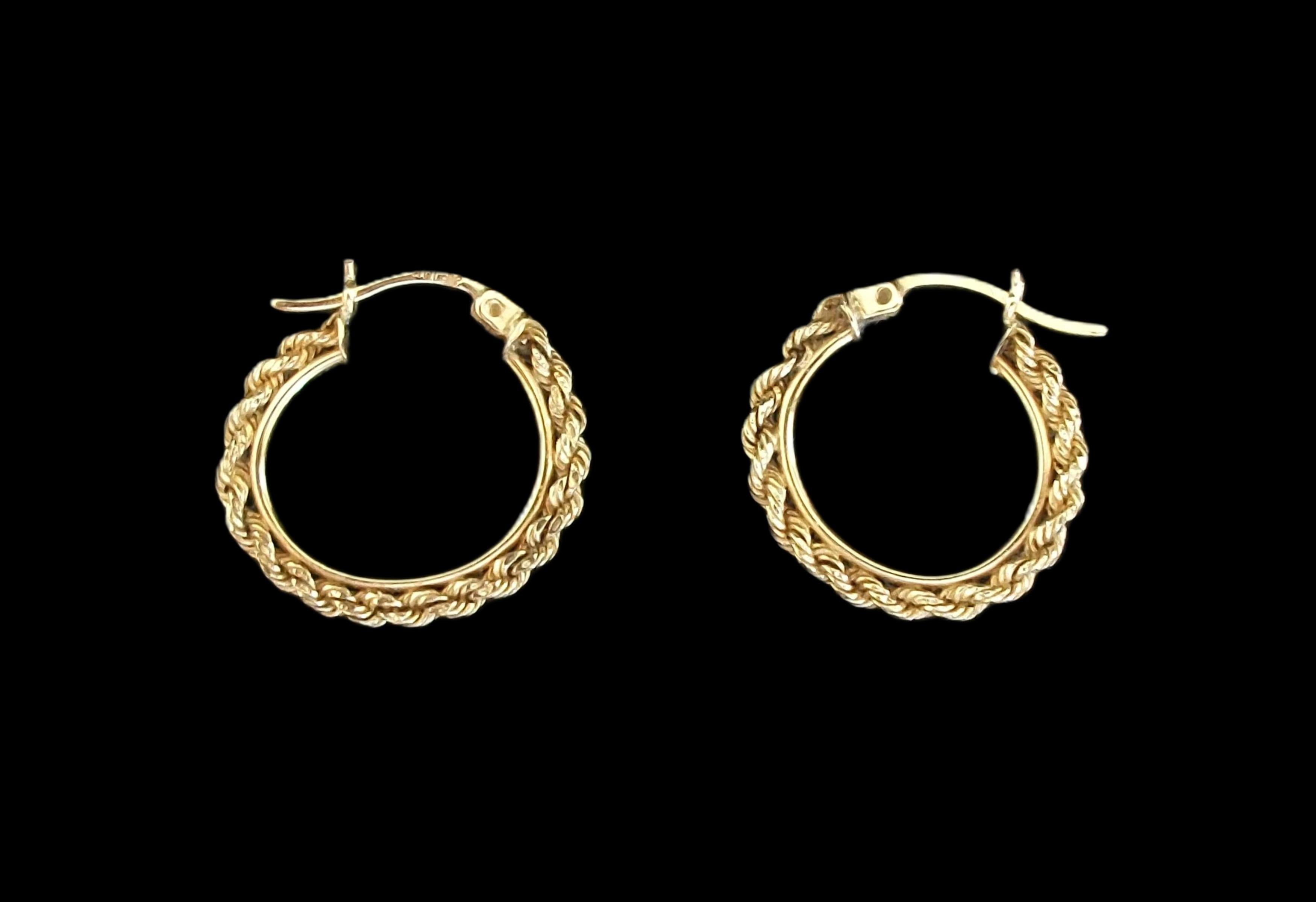 Par de pendientes de aro con cadena de cuerda de oro amarillo de 10 quilates - EE.UU. - Años 80 aproximadamente Moderno en venta