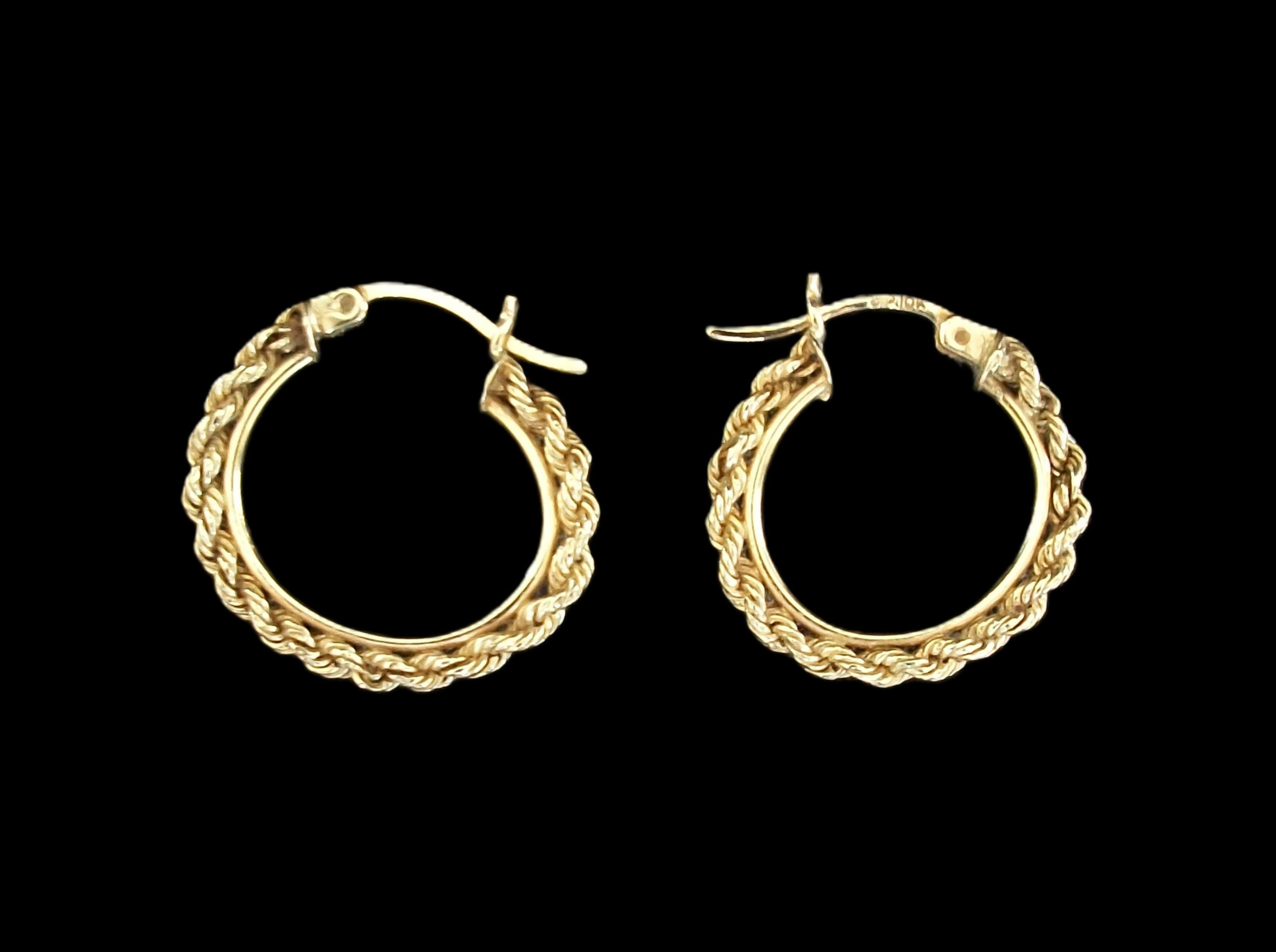 Par de pendientes de aro con cadena de cuerda de oro amarillo de 10 quilates - EE.UU. - Años 80 aproximadamente en Bueno estado para la venta en Chatham, CA