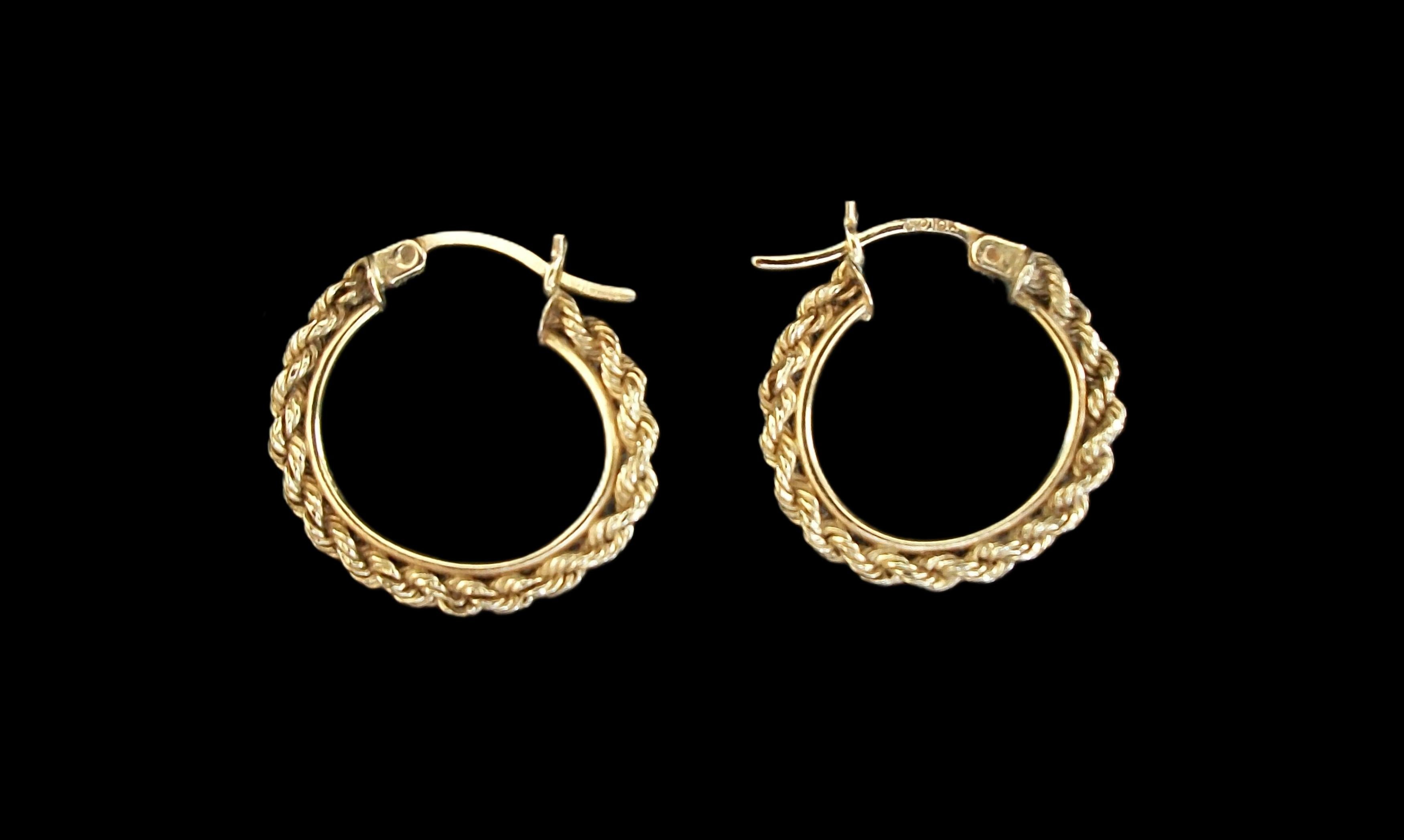 Femenino o masculino Par de pendientes de aro con cadena de cuerda de oro amarillo de 10 quilates - EE.UU. - Años 80 aproximadamente en venta
