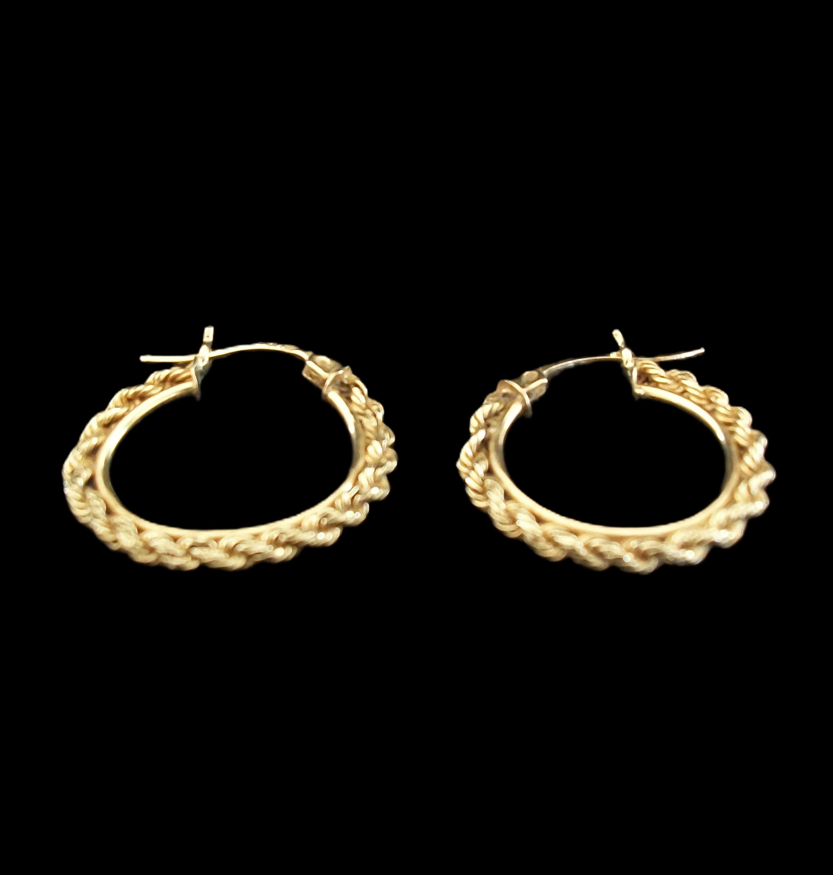 Par de pendientes de aro con cadena de cuerda de oro amarillo de 10 quilates - EE.UU. - Años 80 aproximadamente en venta 1