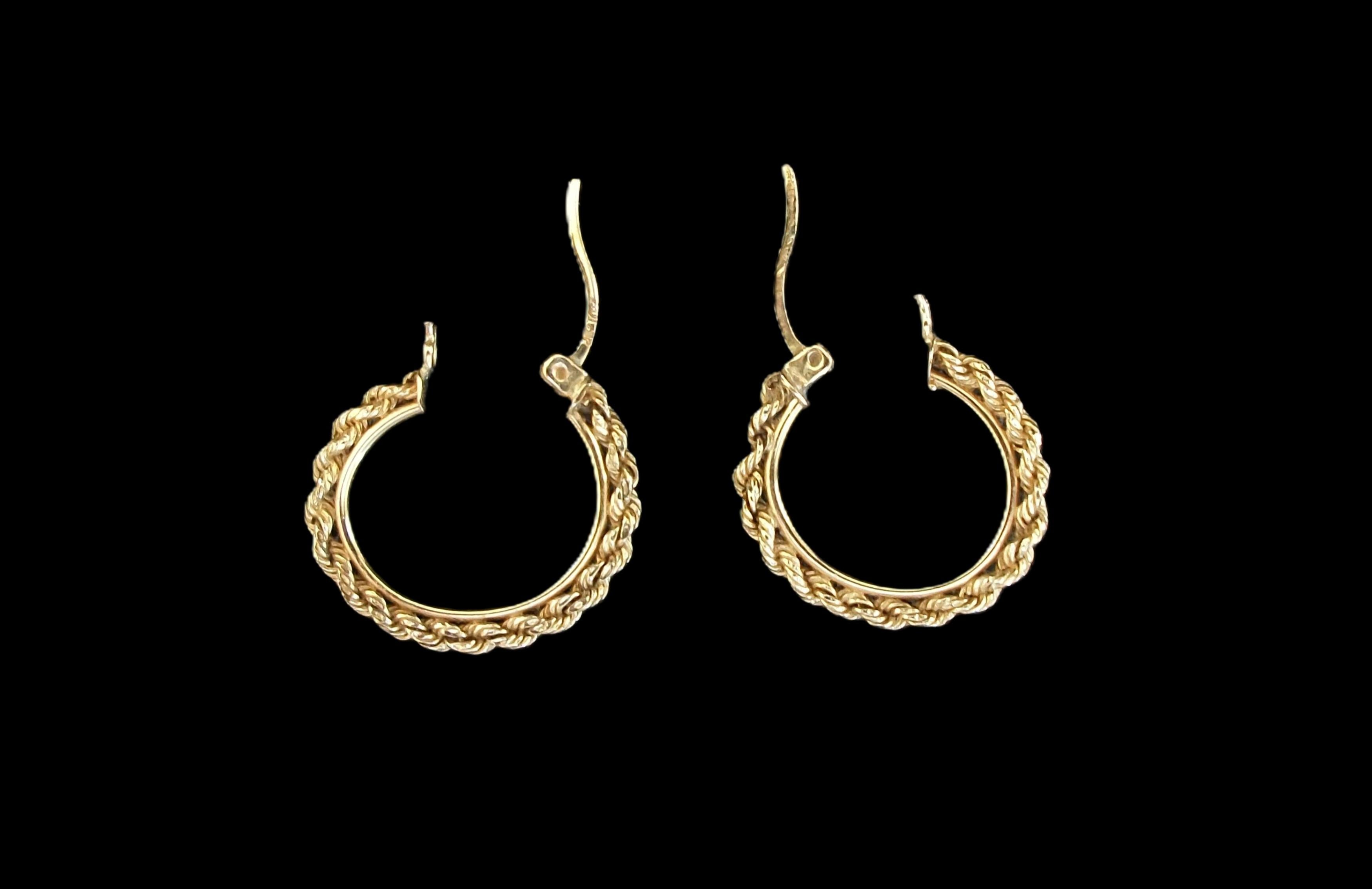 Par de pendientes de aro con cadena de cuerda de oro amarillo de 10 quilates - EE.UU. - Años 80 aproximadamente en venta 3