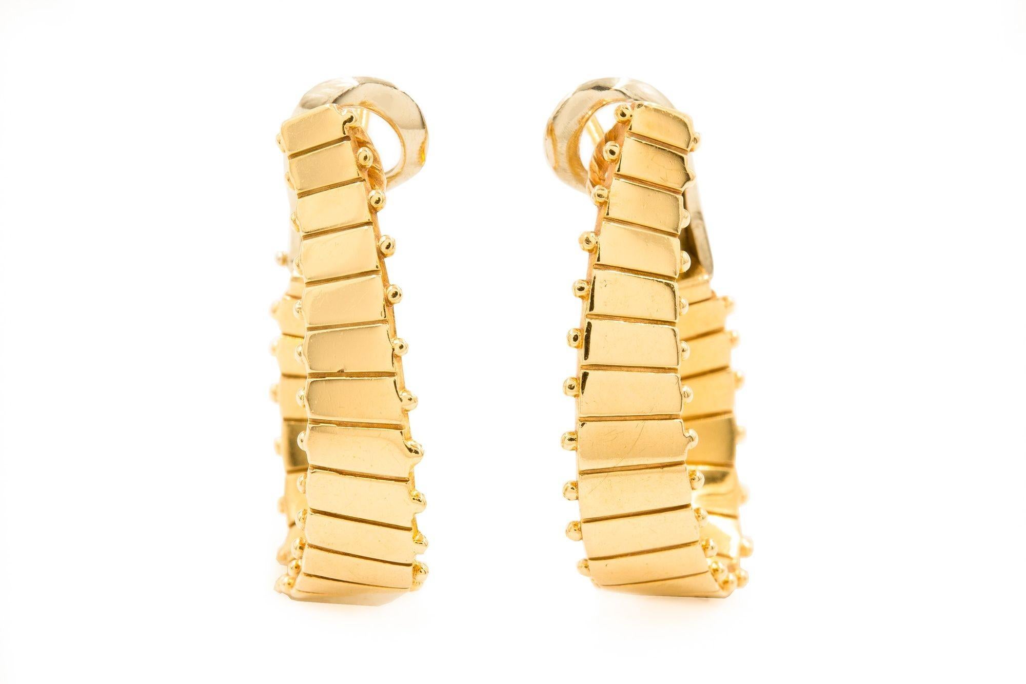 VINTAGE PAIR OF 14K YELLOW GOLD RIDGED-HOOP EARRINGS
Item # C104601

A very nice vintage pair of hoop earrings entirely crafted of 14 karat yellow gold, they hang on stud posts with omega clip-backs. A gorgeous pair for everyday