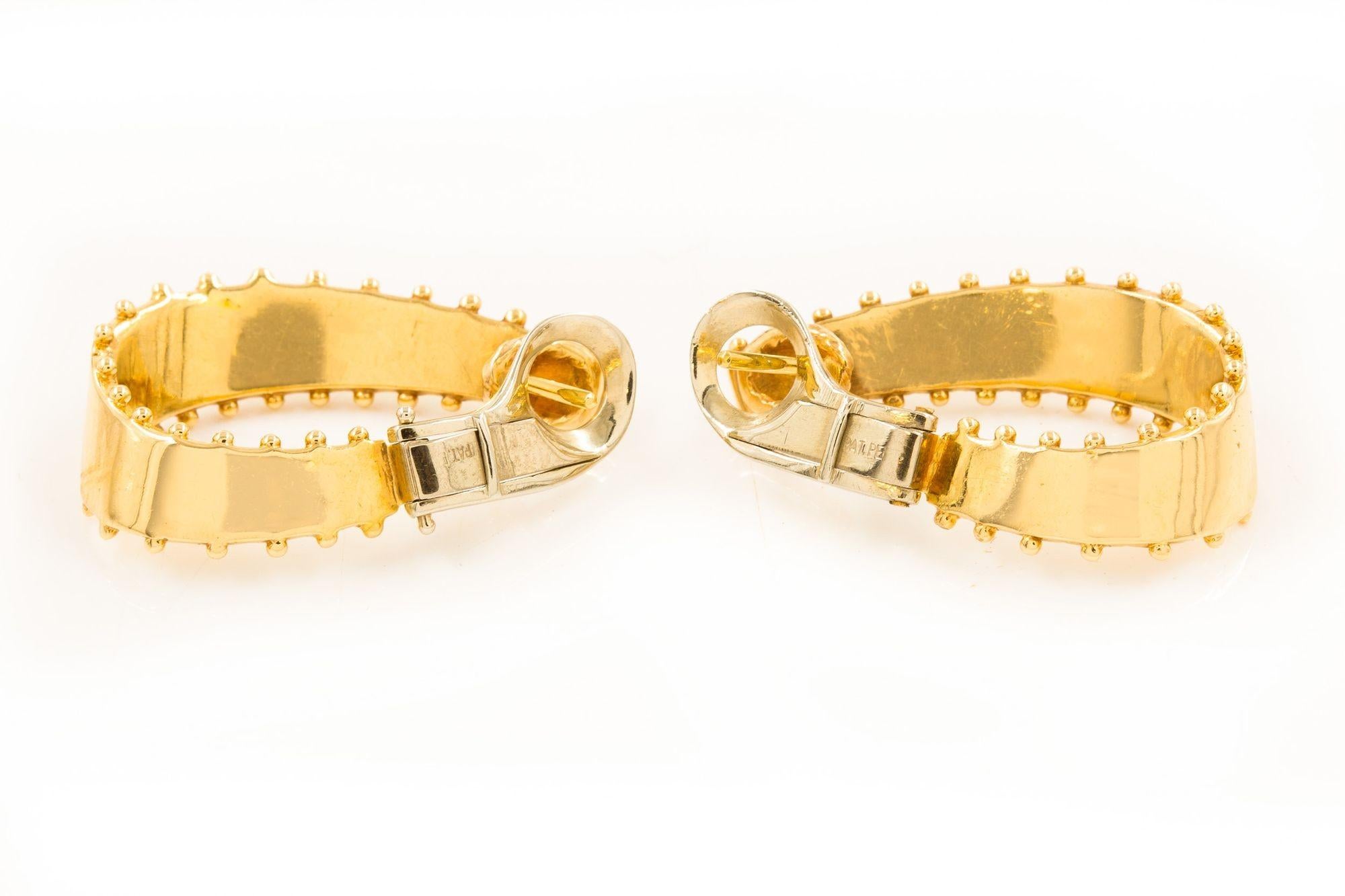 Paar Vintage-Ohrringe mit Ridged-Hoop aus 14k Gelbgold mit Omega-Clips im Zustand „Gut“ im Angebot in Shippensburg, PA