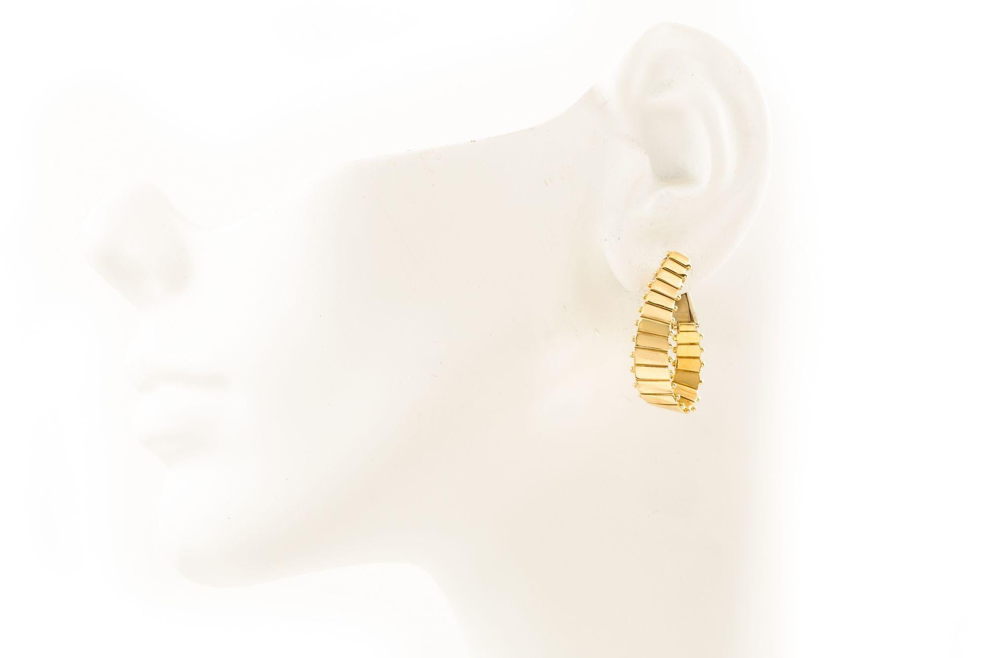 Paar Vintage-Ohrringe mit Ridged-Hoop aus 14k Gelbgold mit Omega-Clips (Gold) im Angebot