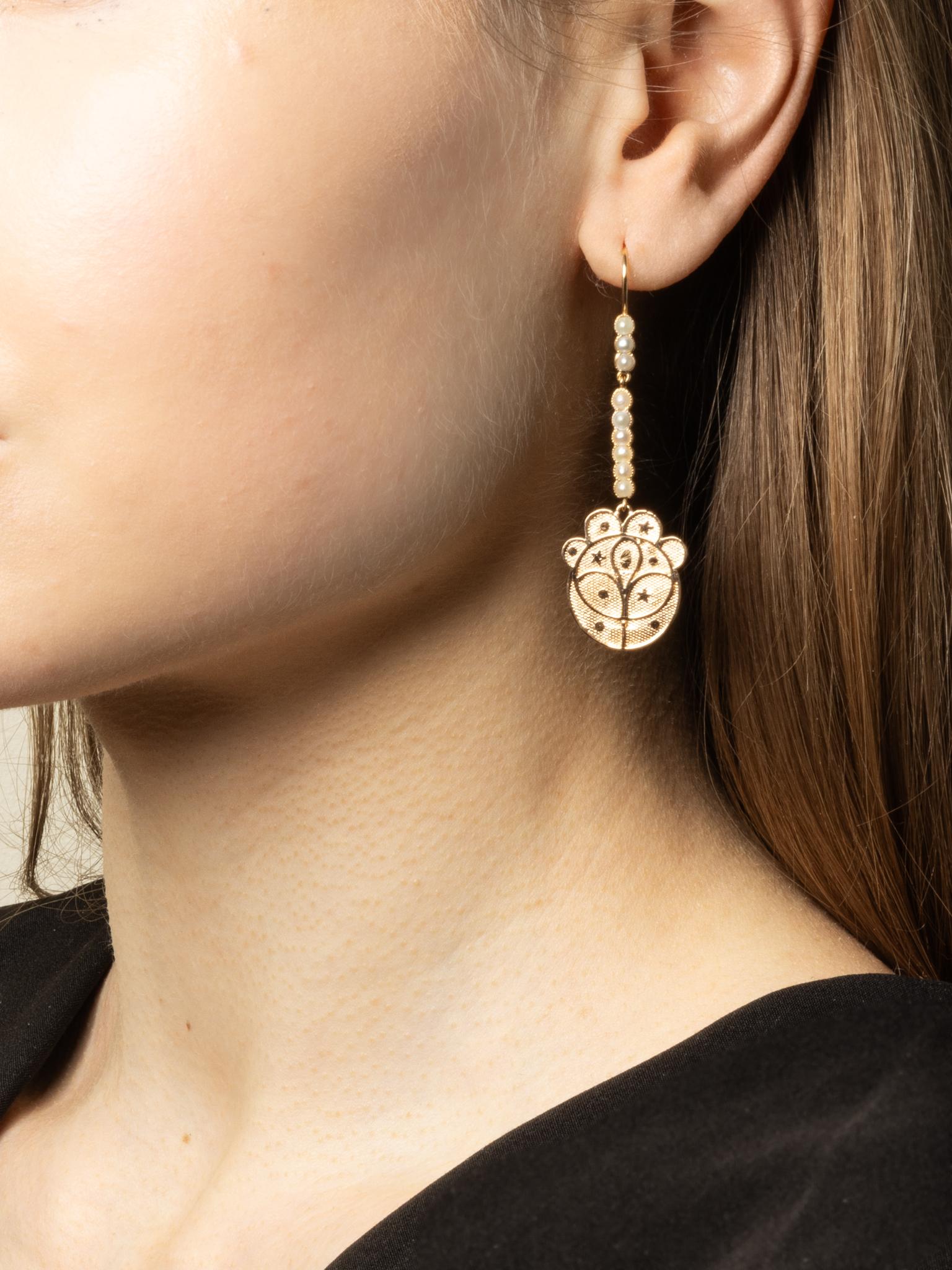 Vintage pair of 18 k gold earrings For Sale 3