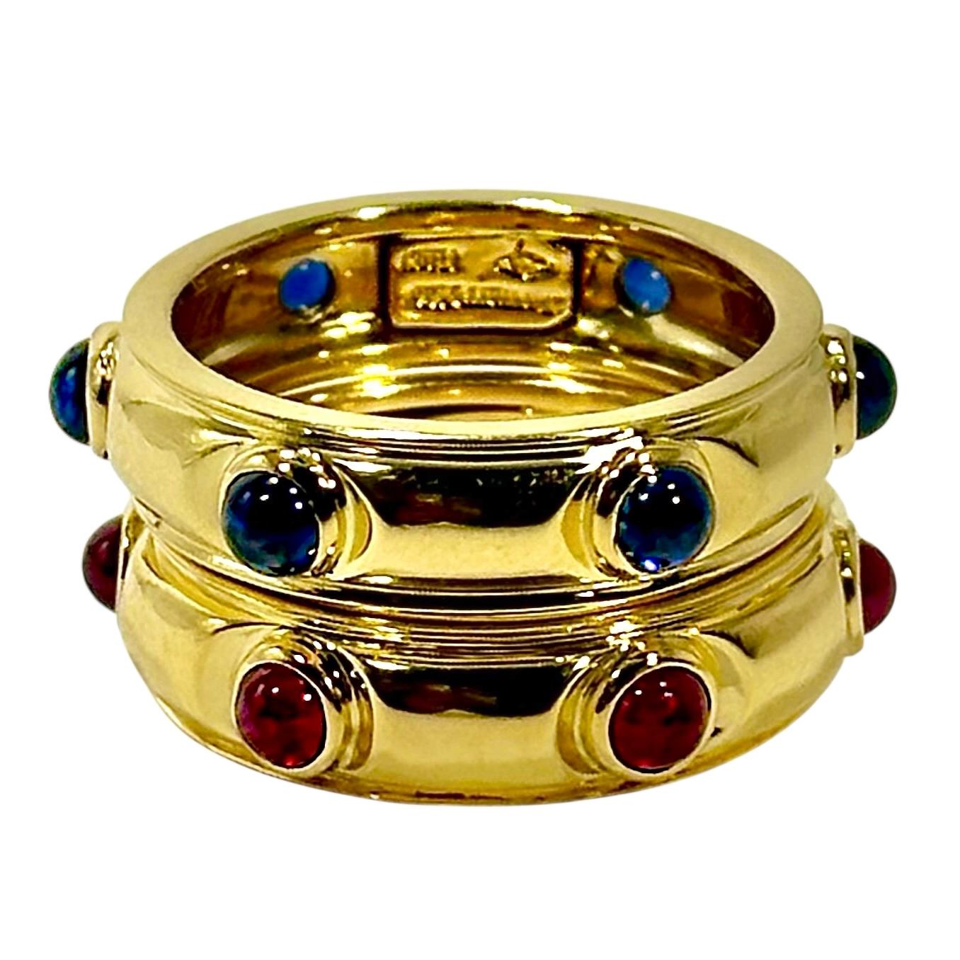 Cette paire de bracelets vintage Tiffany & Company en or jaune 18 carats est sertie de rubis naturels et de saphirs bleus de grande qualité,  sont une offre inhabituelle de la part du fabricant. Les bandes demi-rondes à bords plats présentent un