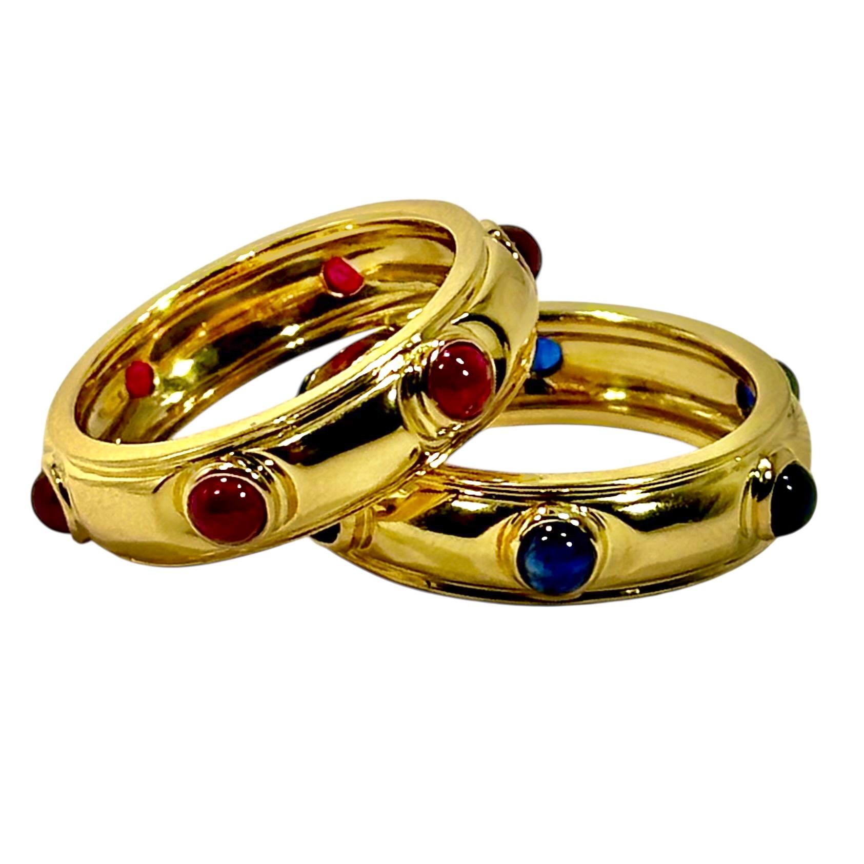 Taille cabochon Paire d'anneaux Tiffany en or jaune 18 carats avec cabochon de rubis et saphirs en vente