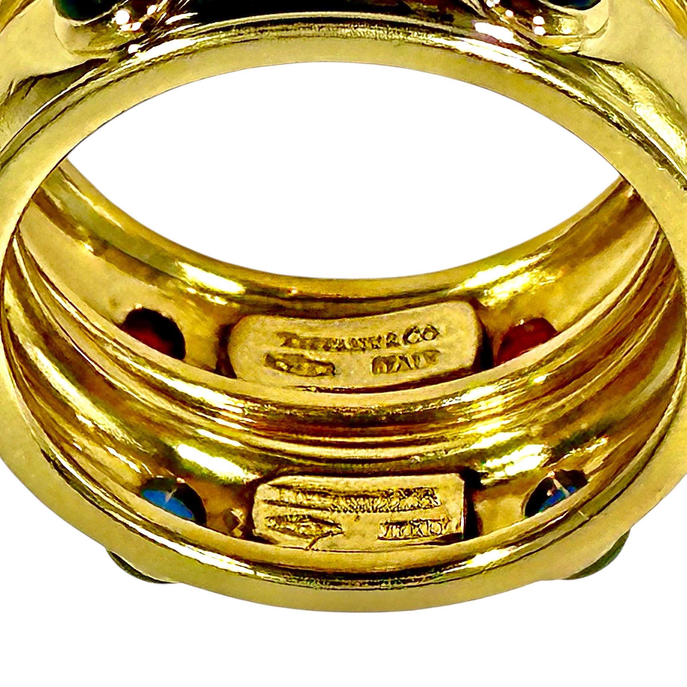 Paire d'anneaux Tiffany en or jaune 18 carats avec cabochon de rubis et saphirs Bon état - En vente à Palm Beach, FL