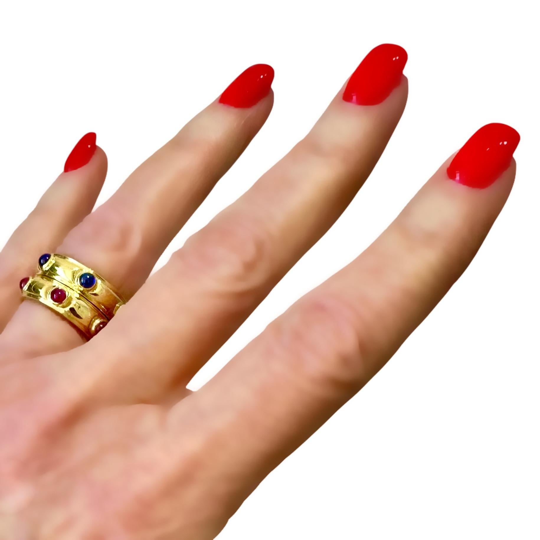 Paire d'anneaux Tiffany en or jaune 18 carats avec cabochon de rubis et saphirs en vente 2