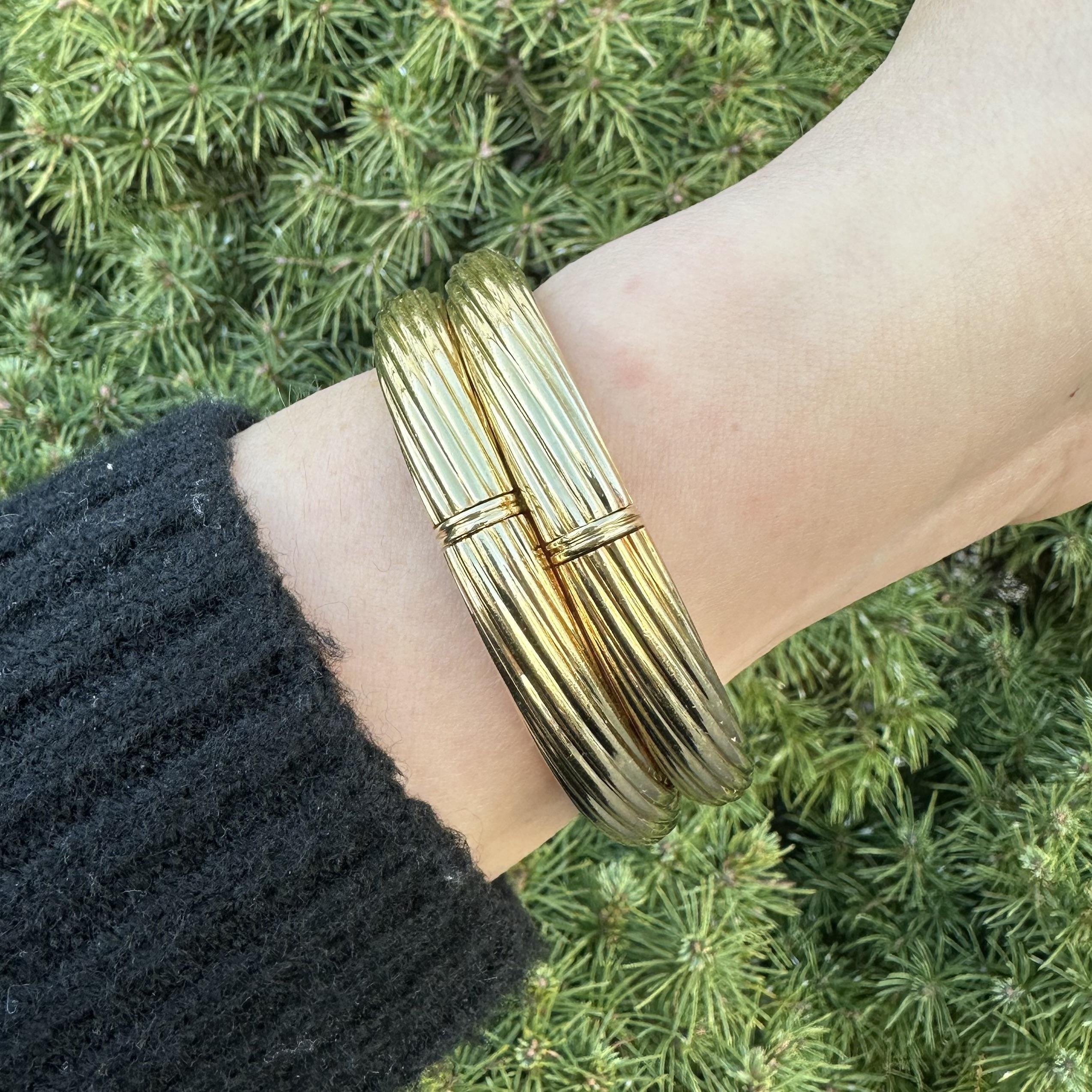 MATERIAL : Or jaune 18k massif avec langue en or blanc
Poids : 98.25 grammes (poids pour la paire)
Taille : S'adapte confortablement à un poignet de 6,75 pouces (ajusté sur un poignet)
Largeur du bracelet : 8.7mm (0.34