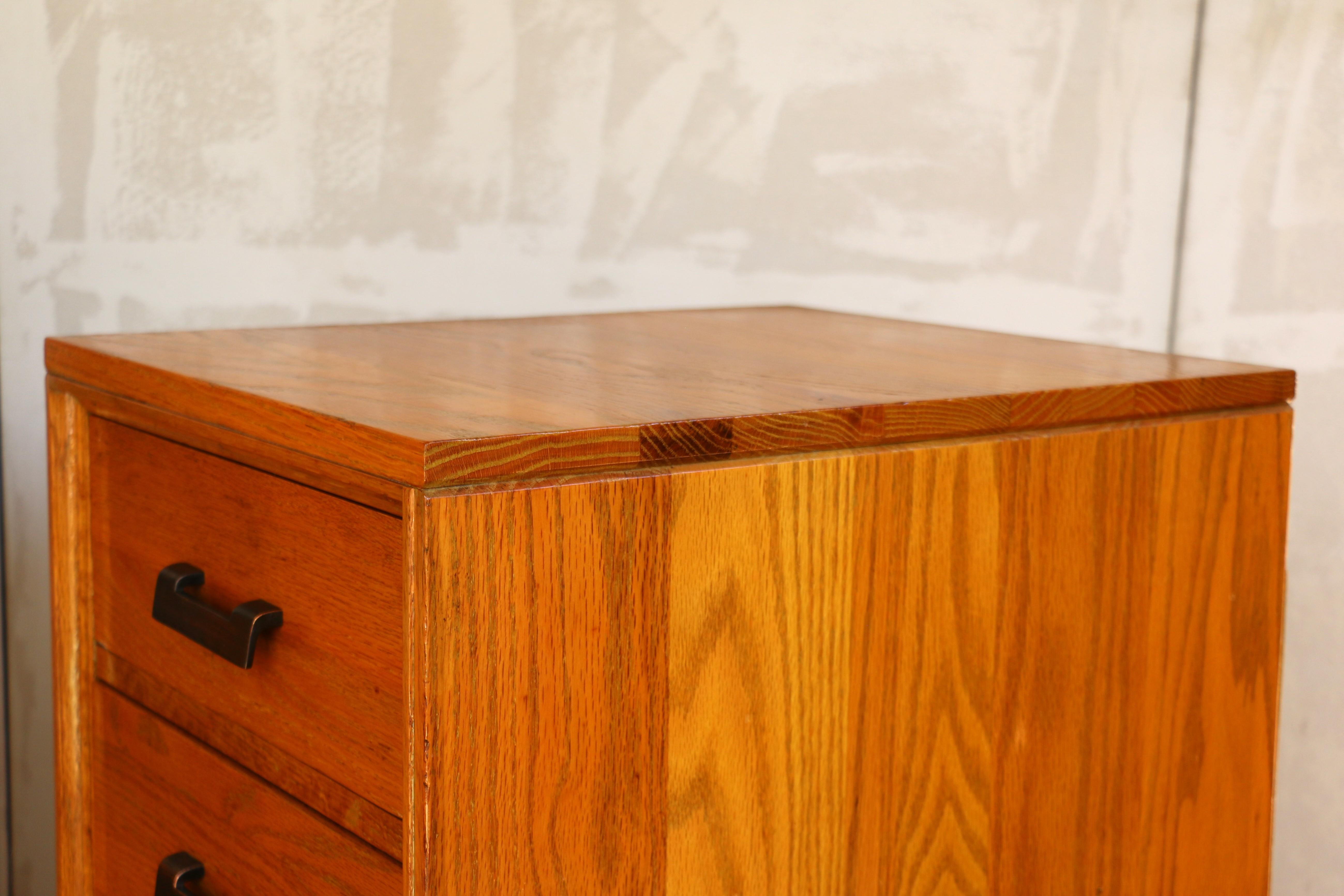 Coppia di comodini vintage in legno massiccio di Oak degli anni '40 in vendita 3
