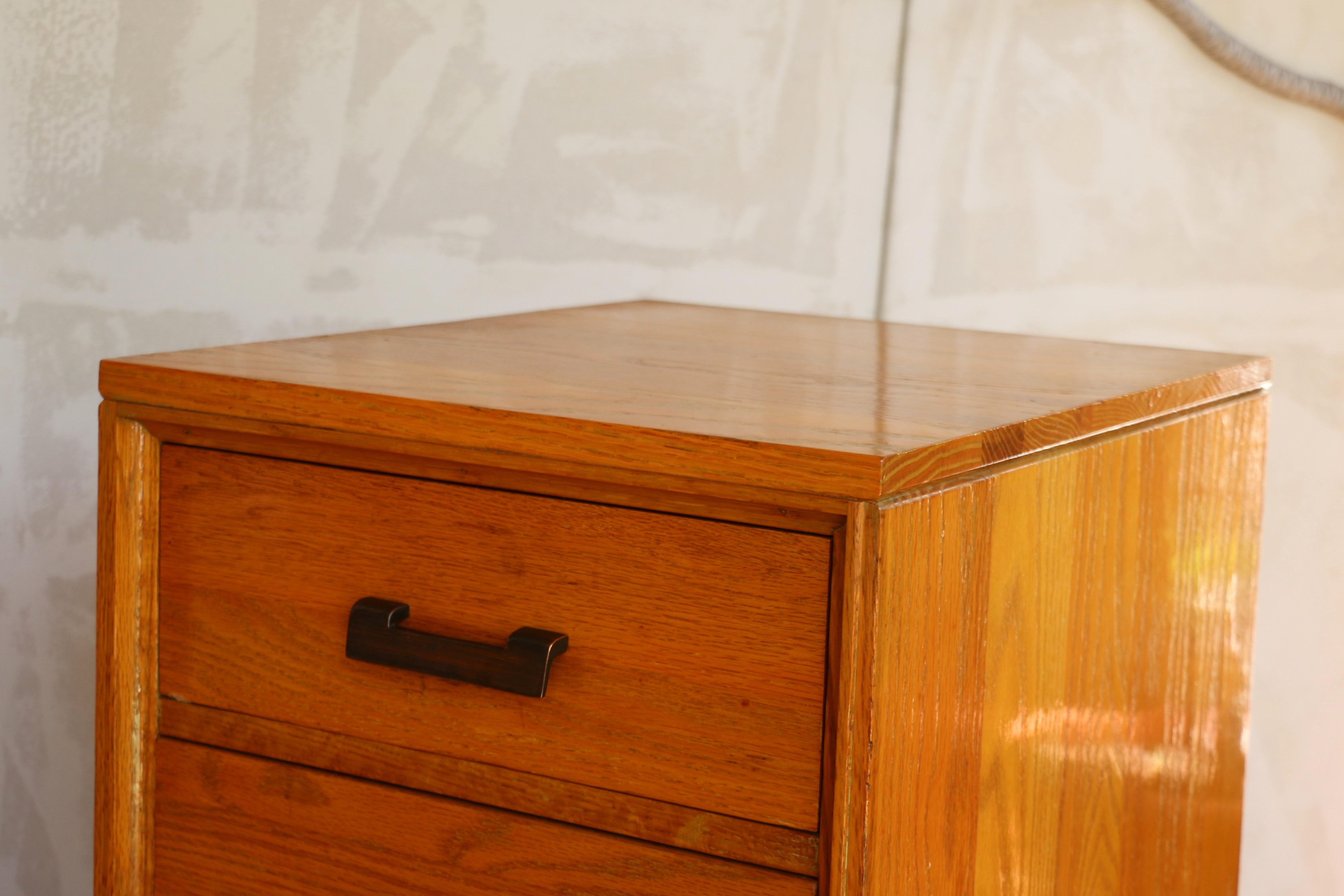 Coppia di comodini vintage in legno massiccio di Oak degli anni '40 in vendita 4