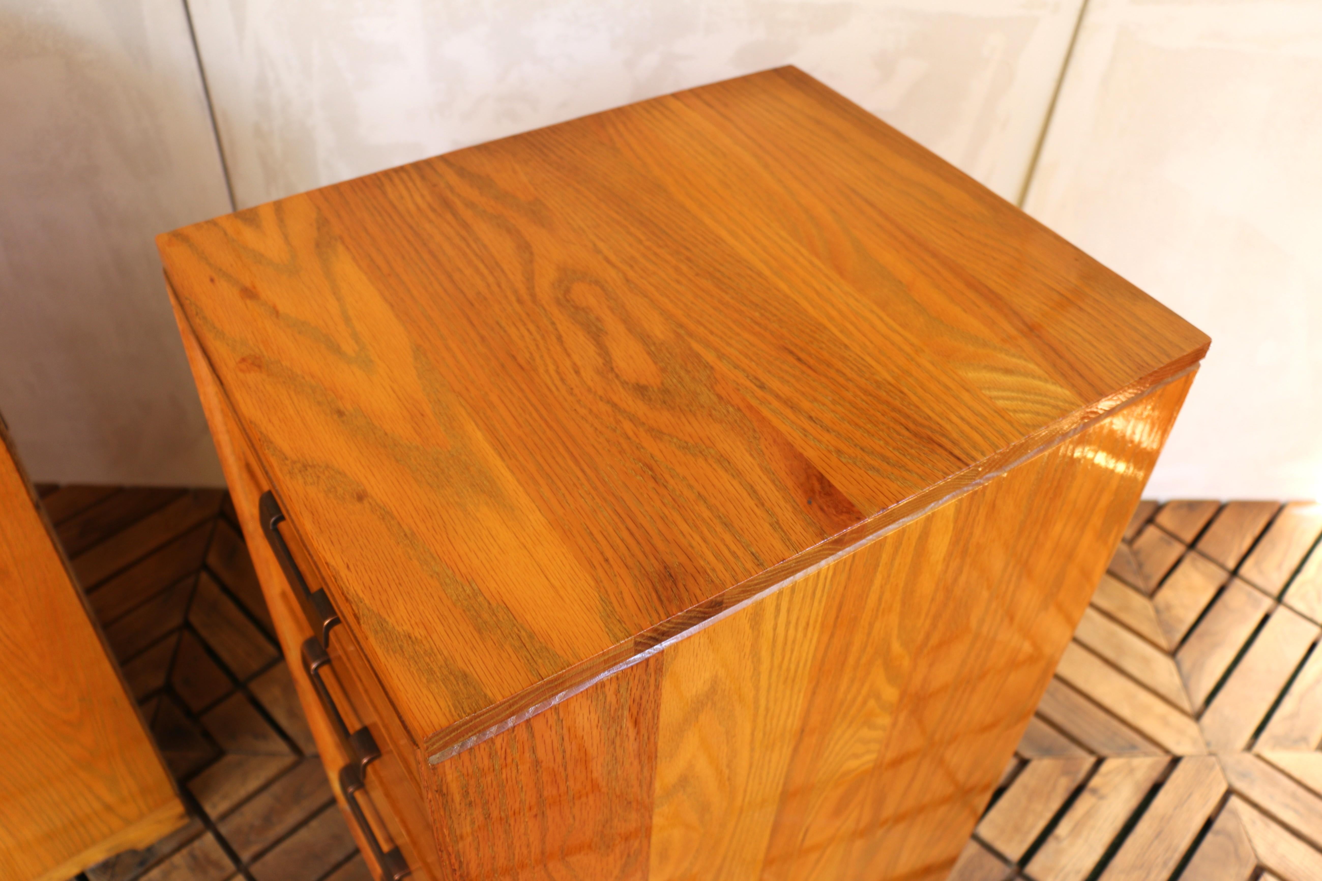 Coppia di comodini vintage in legno massiccio di Oak degli anni '40 in vendita 5