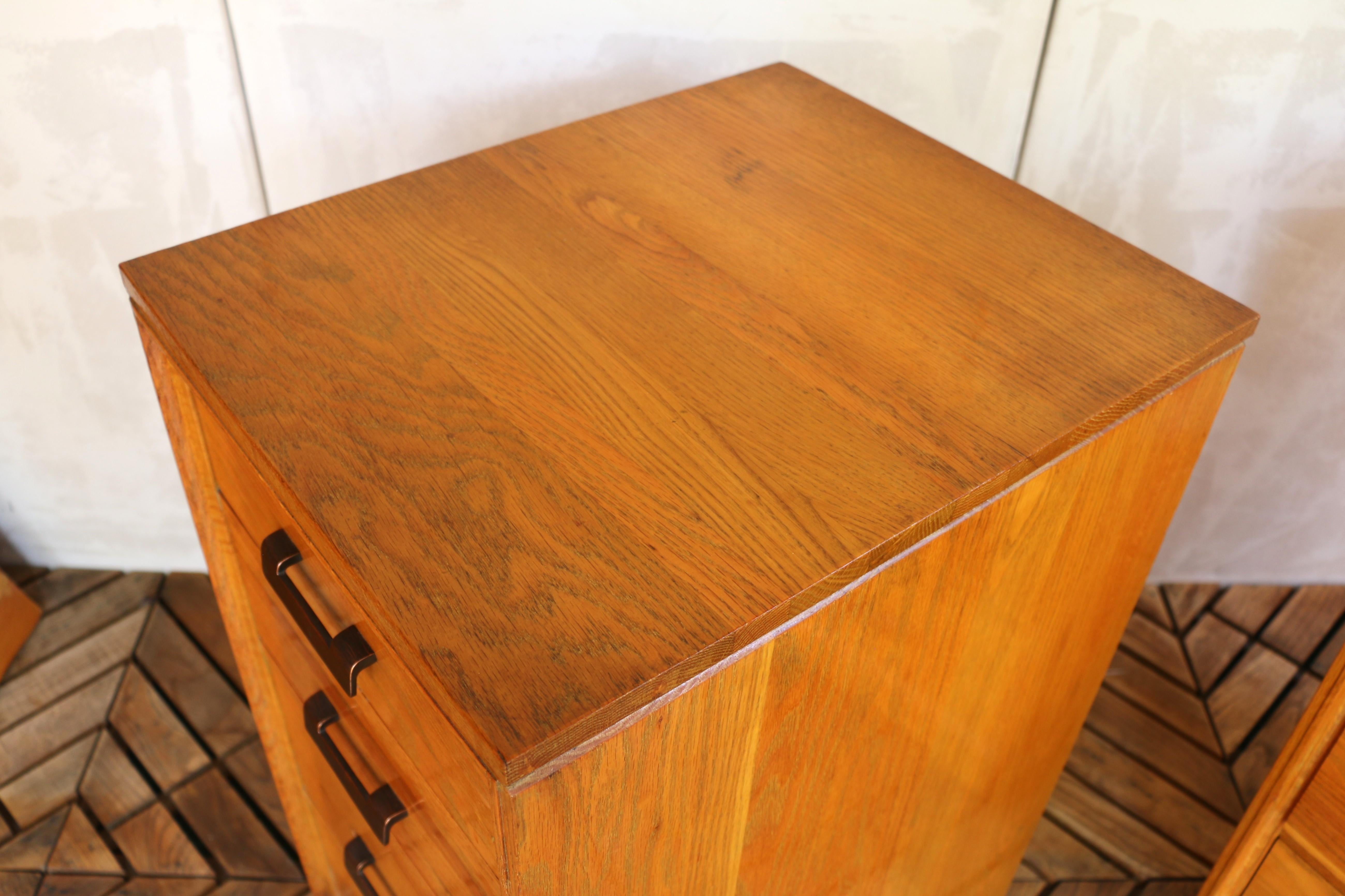 Coppia di comodini vintage in legno massiccio di Oak degli anni '40 in vendita 6