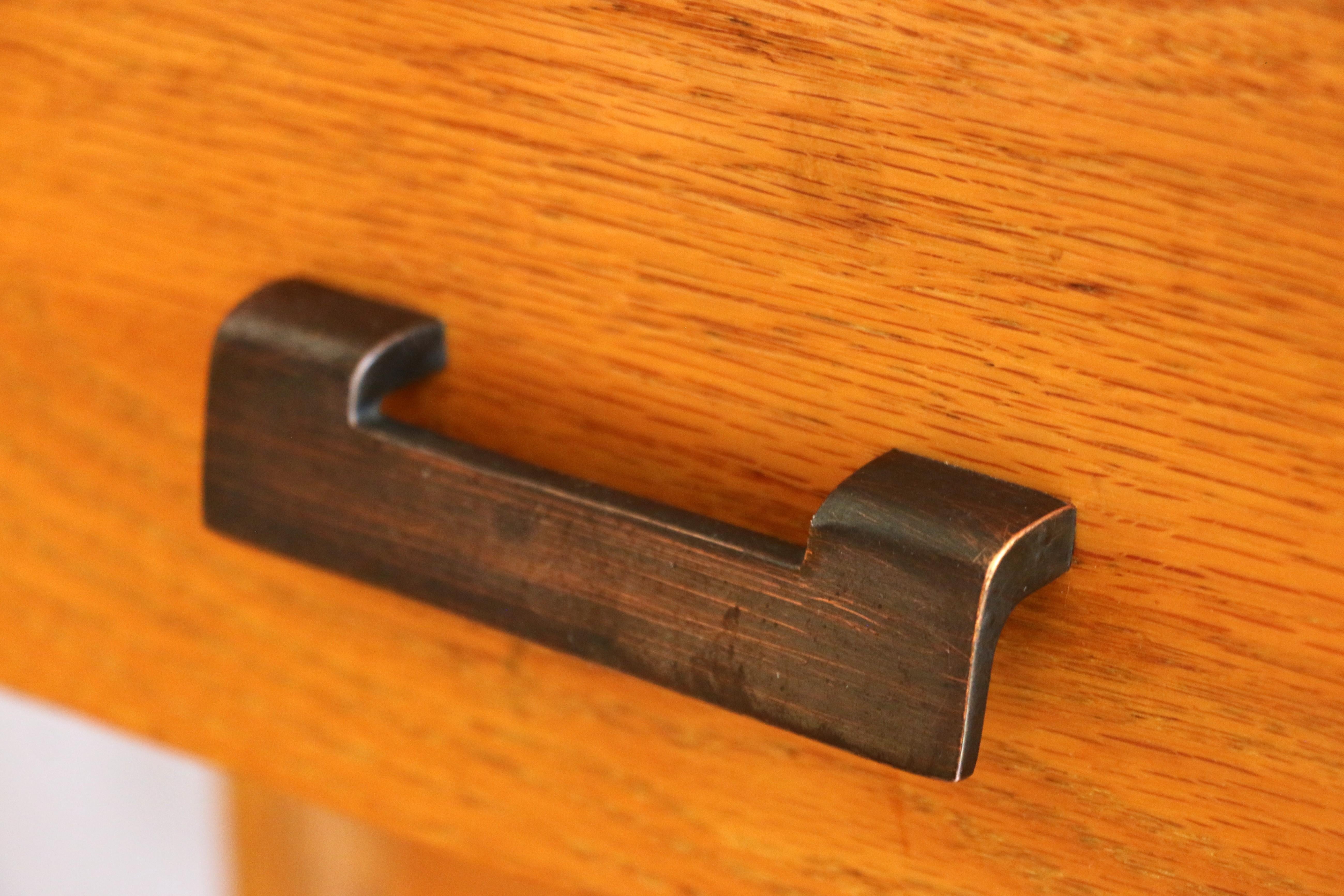 Coppia di comodini vintage in legno massiccio di Oak degli anni '40 in vendita 7