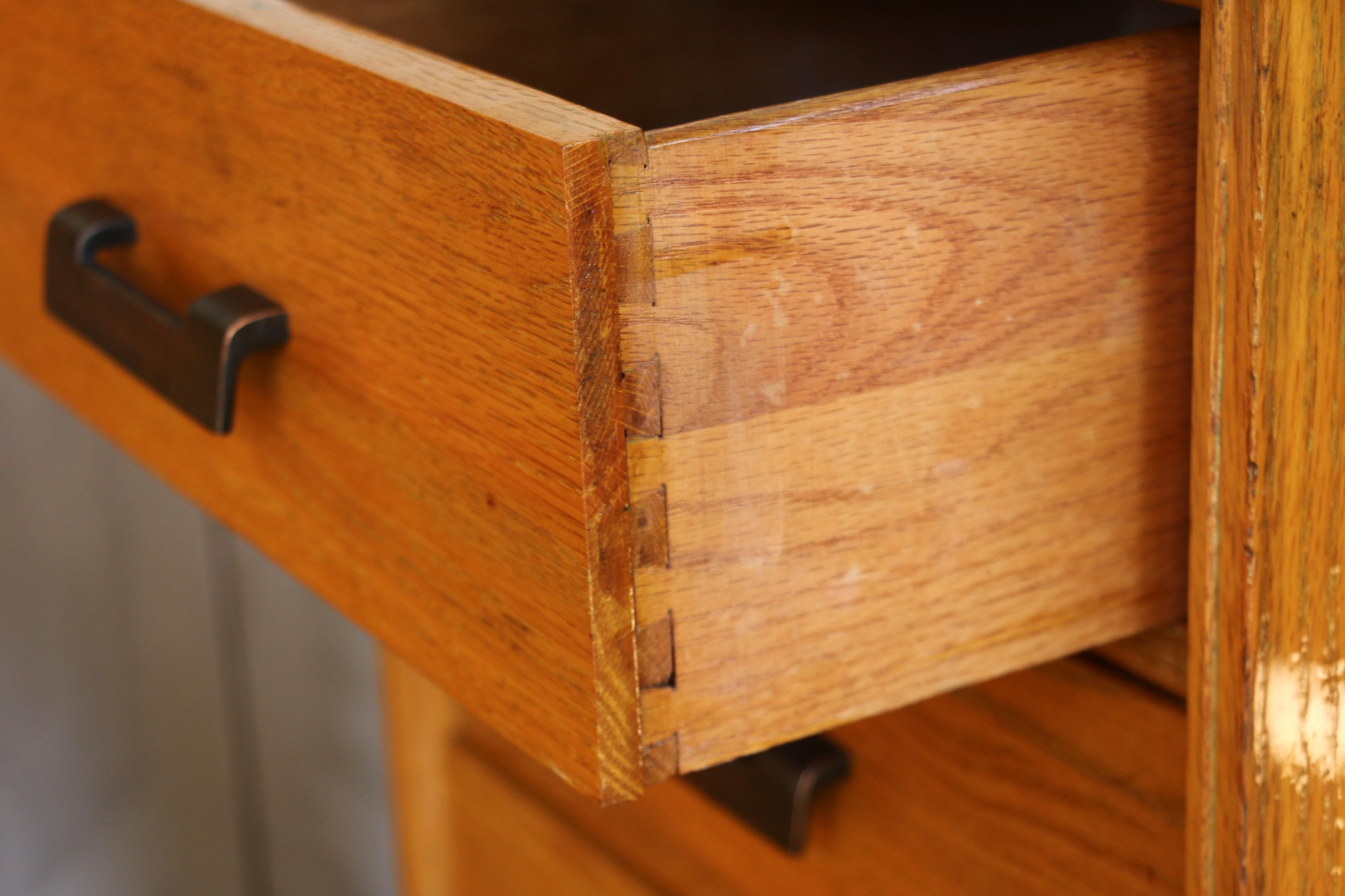 Coppia di comodini vintage in legno massiccio di Oak degli anni '40 in vendita 8