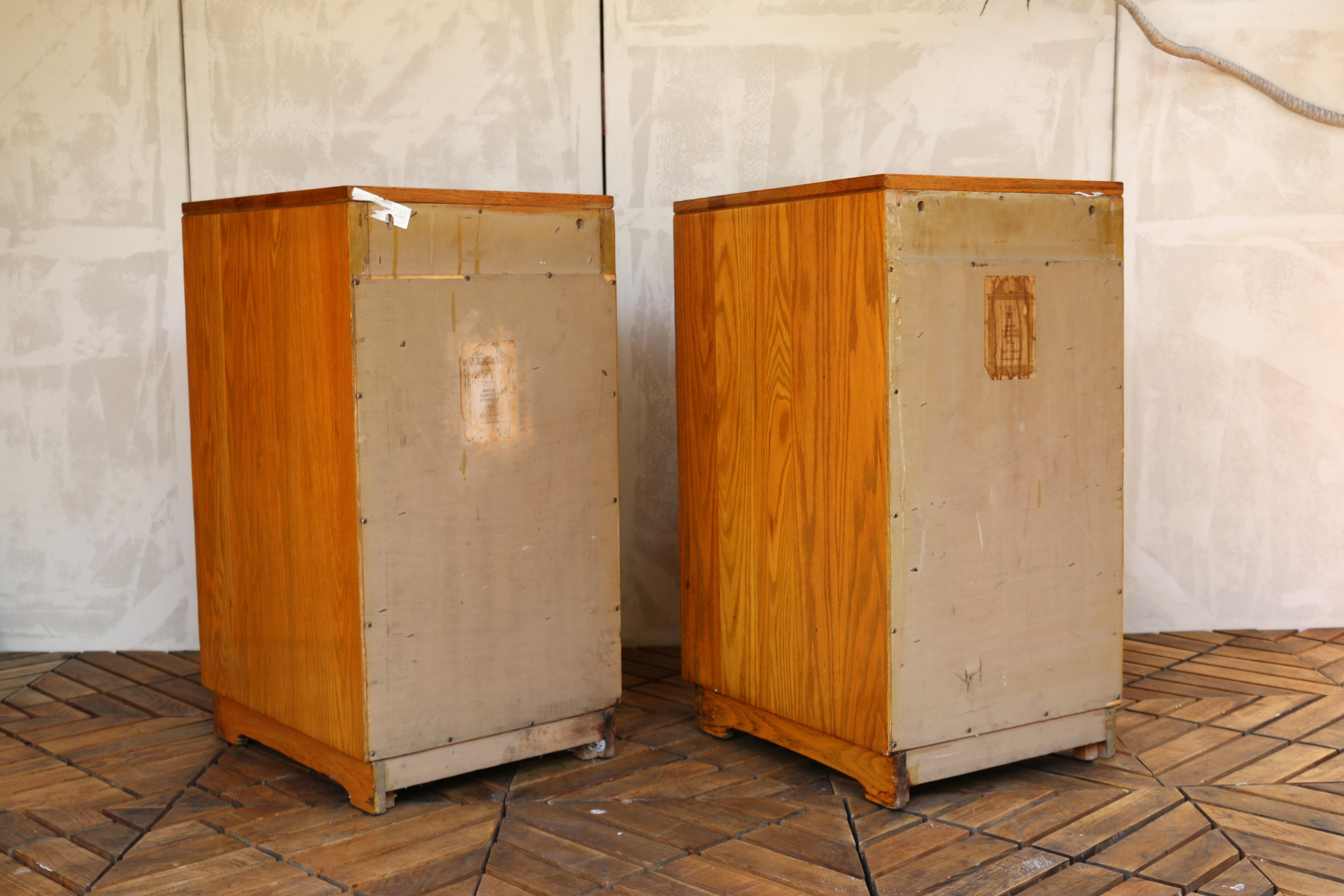 Coppia di comodini vintage in legno massiccio di Oak degli anni '40 in vendita 10