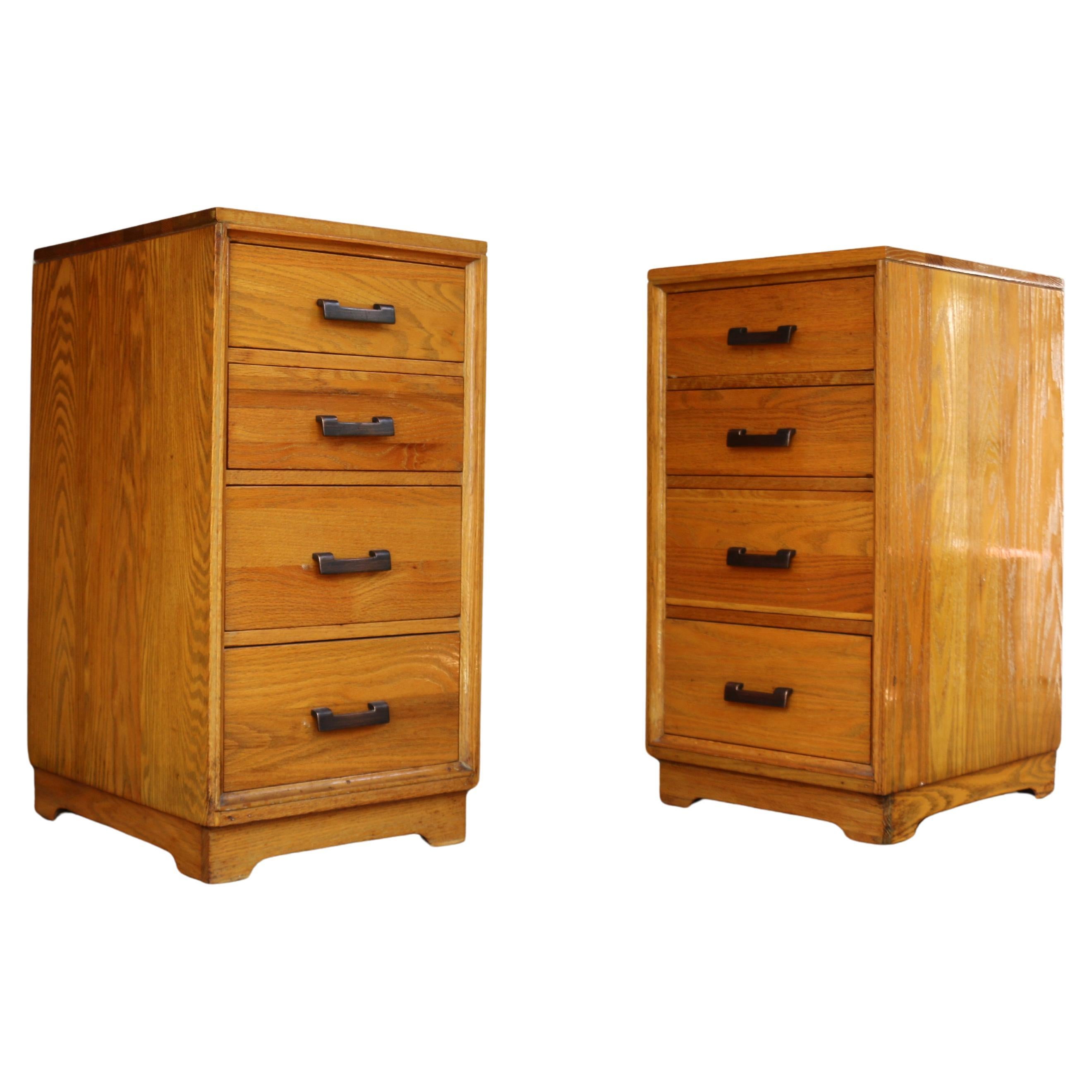Ti presentiamo questa meravigliosa coppia di comodini prodotti da Davis Cabinet Company,  (La loro qualità e il loro stile sono in linea con la reputazione del marchio di mobili ben fatti e duraturi. Sono realizzati in legno massiccio di Oak e con