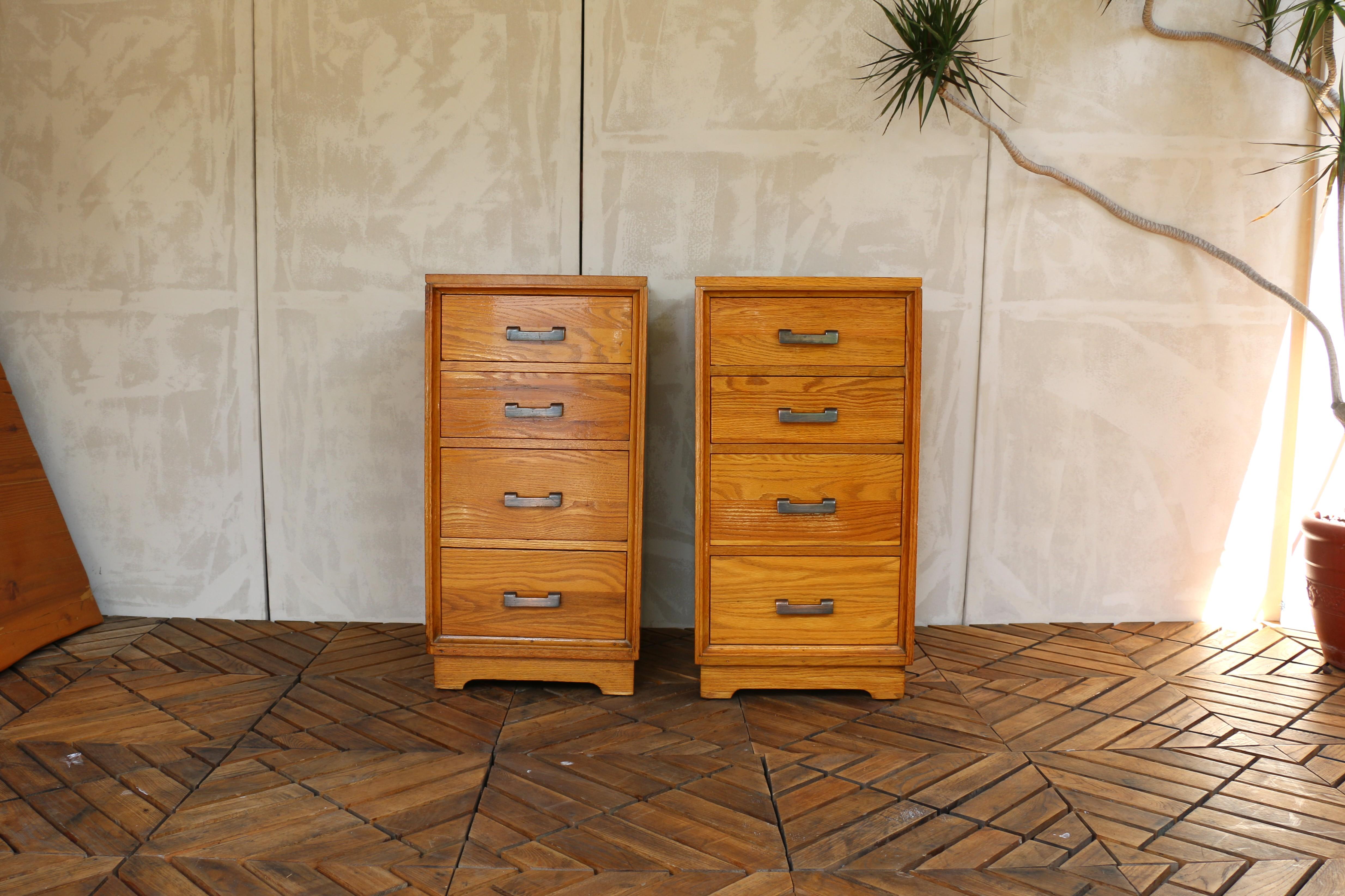 Mid-Century moderno Coppia di comodini vintage in legno massiccio di Oak degli anni '40 in vendita
