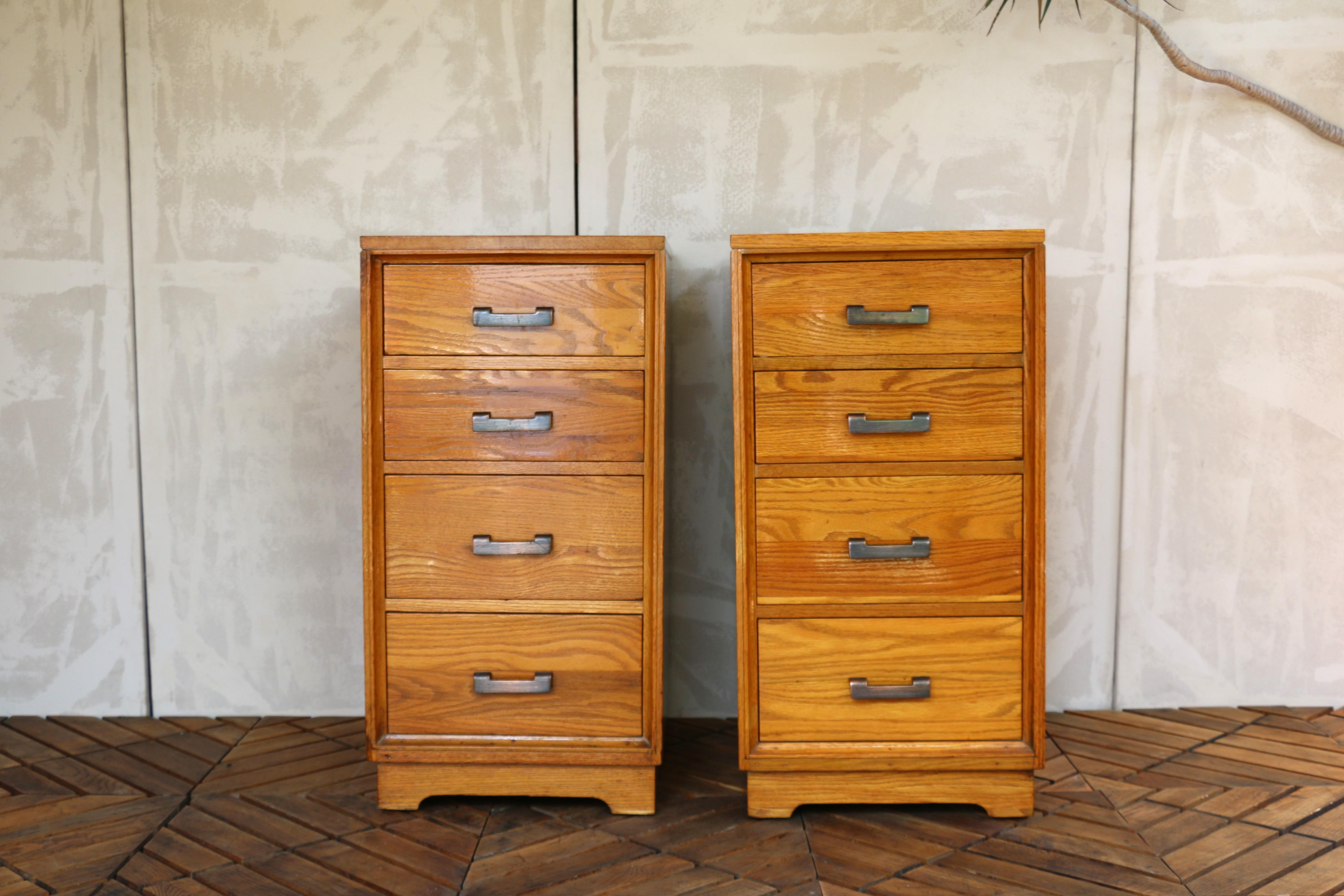 Americano Coppia di comodini vintage in legno massiccio di Oak degli anni '40 in vendita