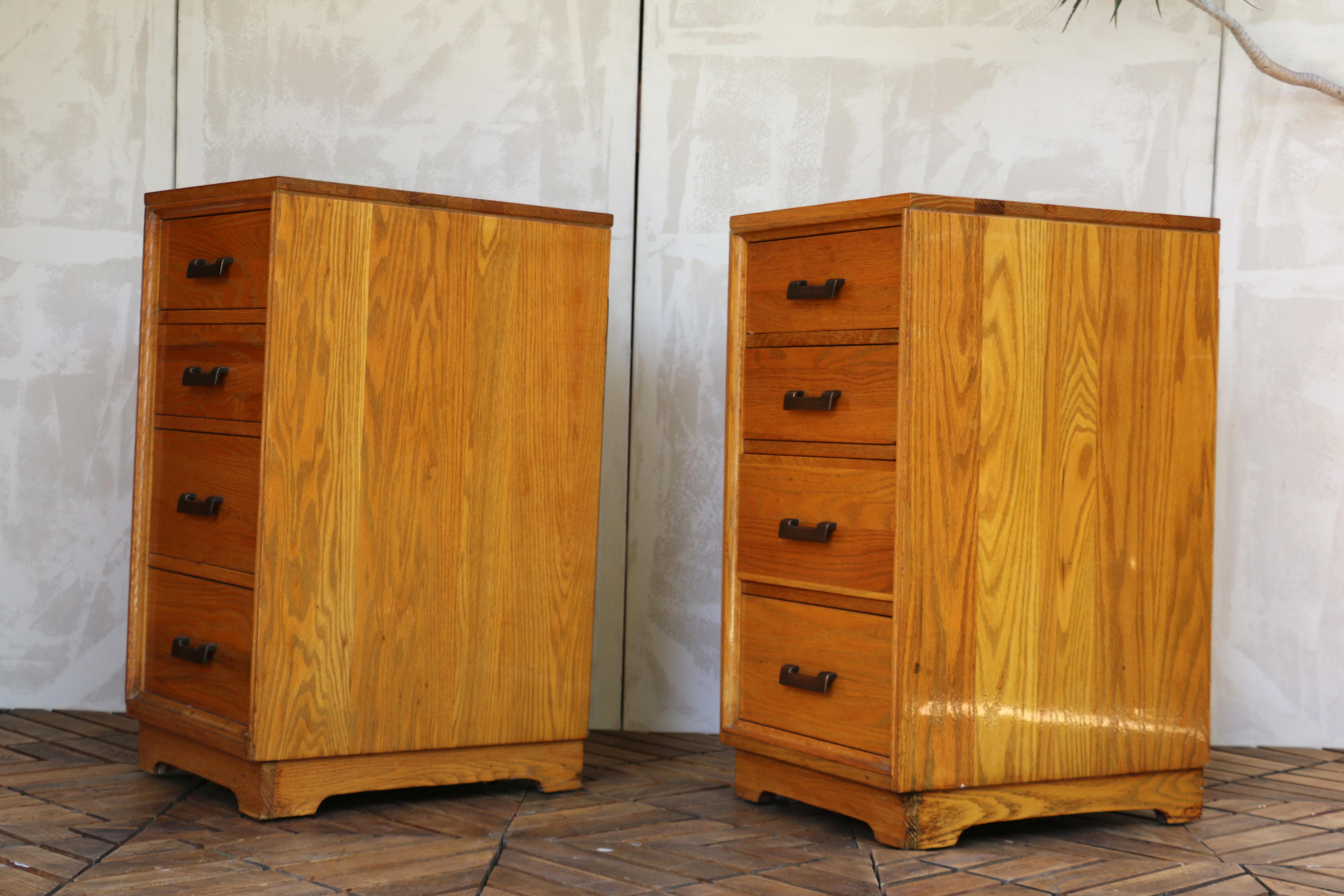Coppia di comodini vintage in legno massiccio di Oak degli anni '40 In condizioni buone in vendita a North Hollywood, CA