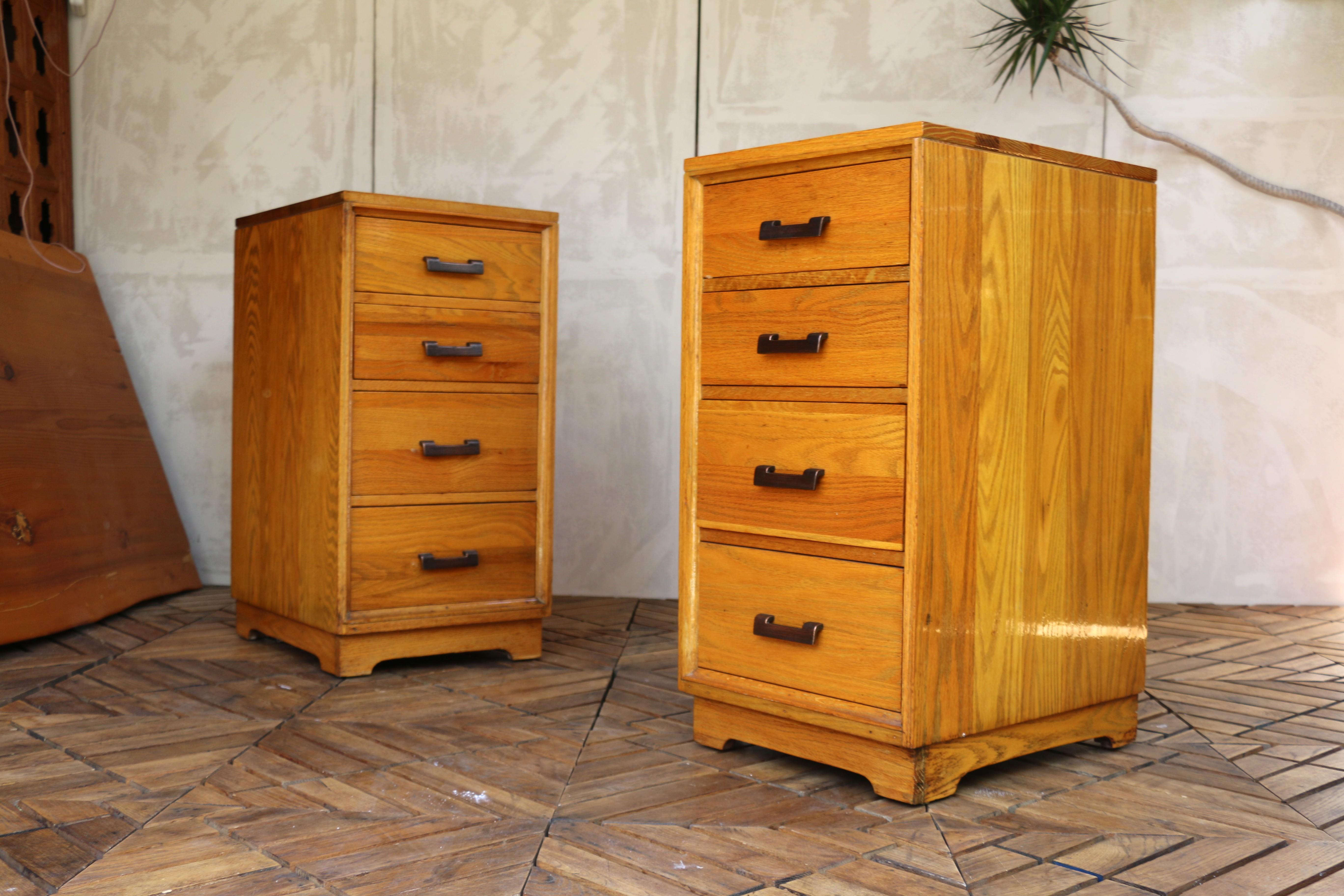 Metà XX secolo Coppia di comodini vintage in legno massiccio di Oak degli anni '40 in vendita