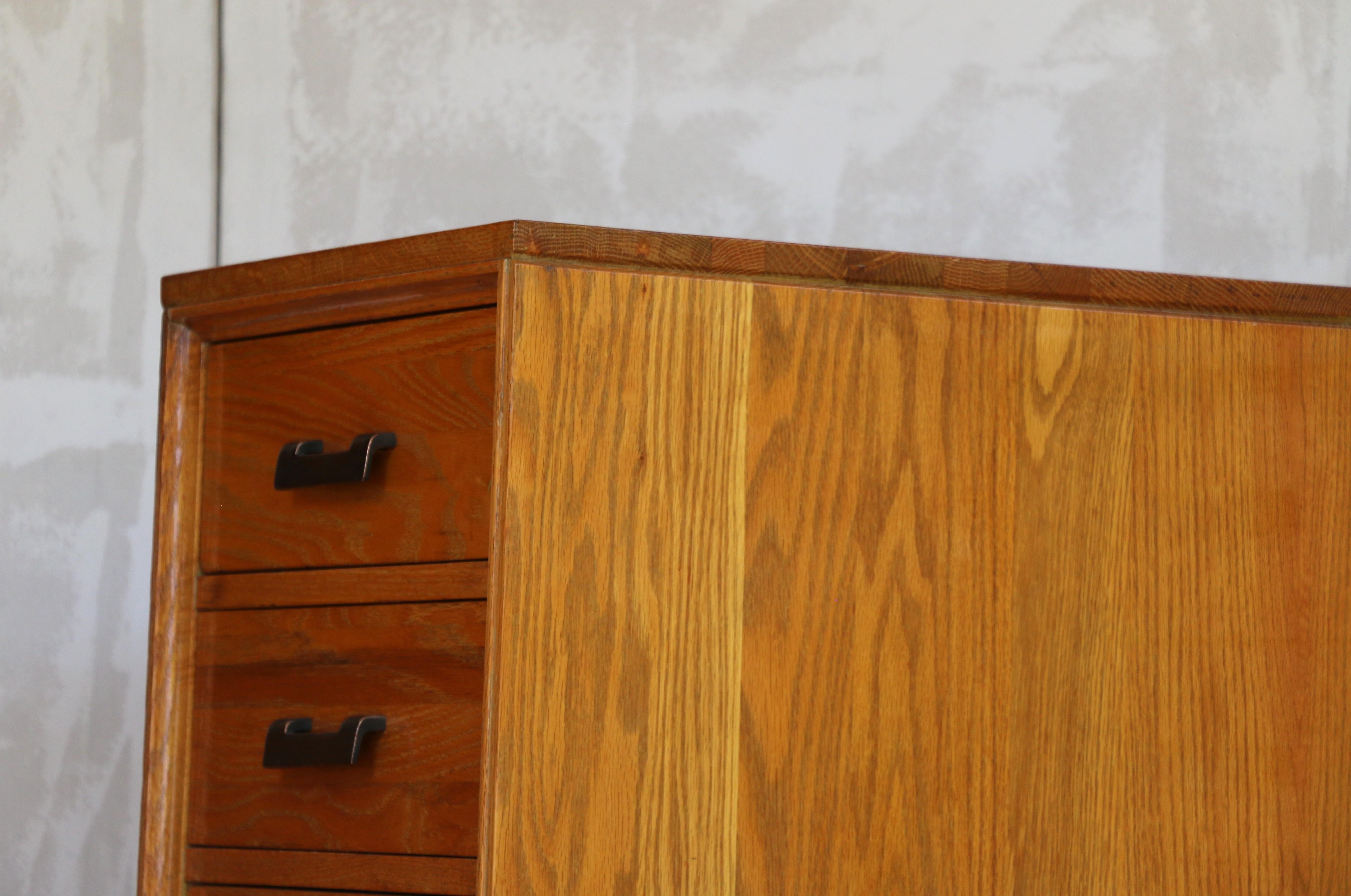 Coppia di comodini vintage in legno massiccio di Oak degli anni '40 in vendita 2