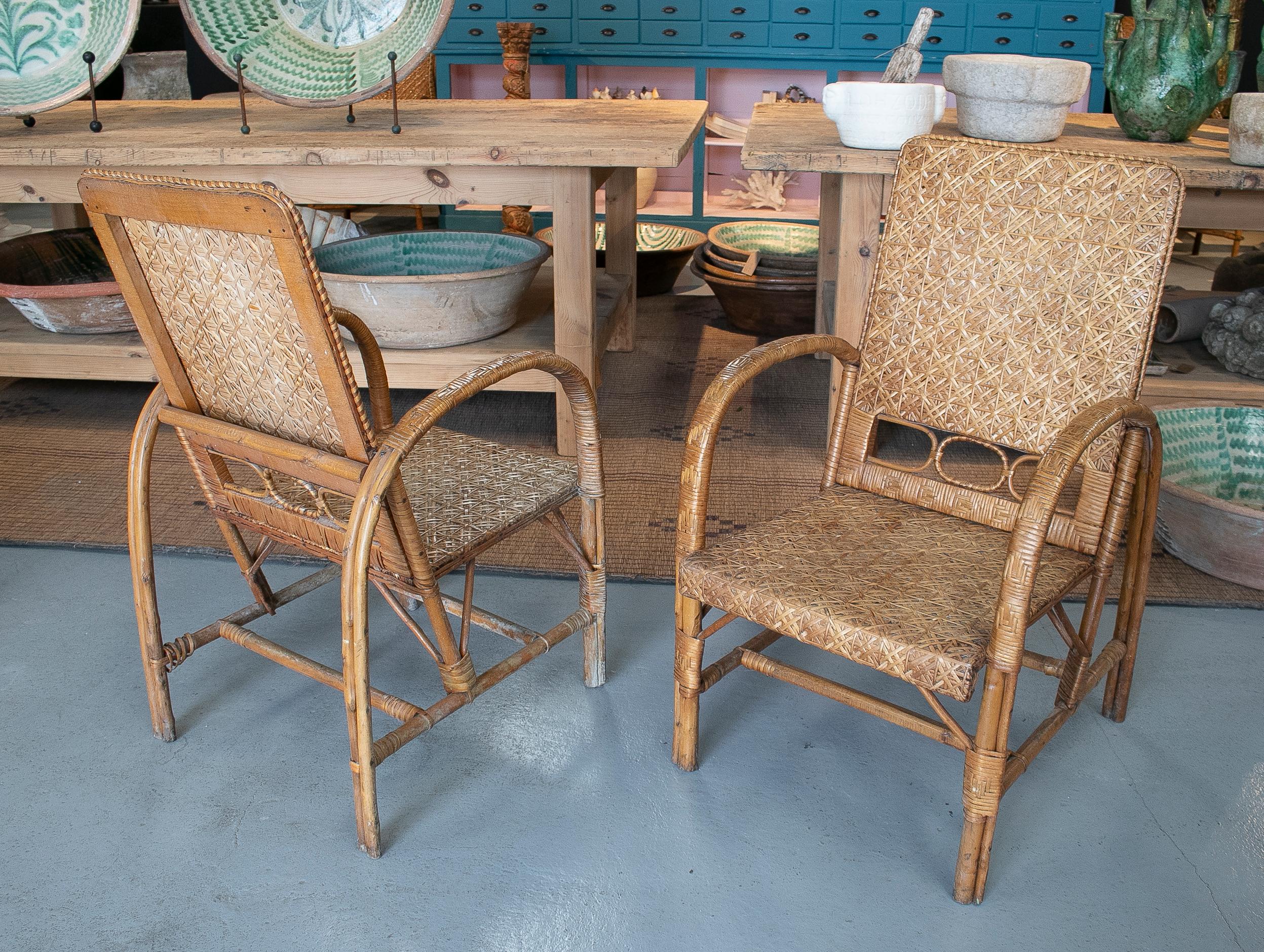 20ième siècle Paire de fauteuils espagnols vintage en osier et bois tissés à la main des années 1950 en vente