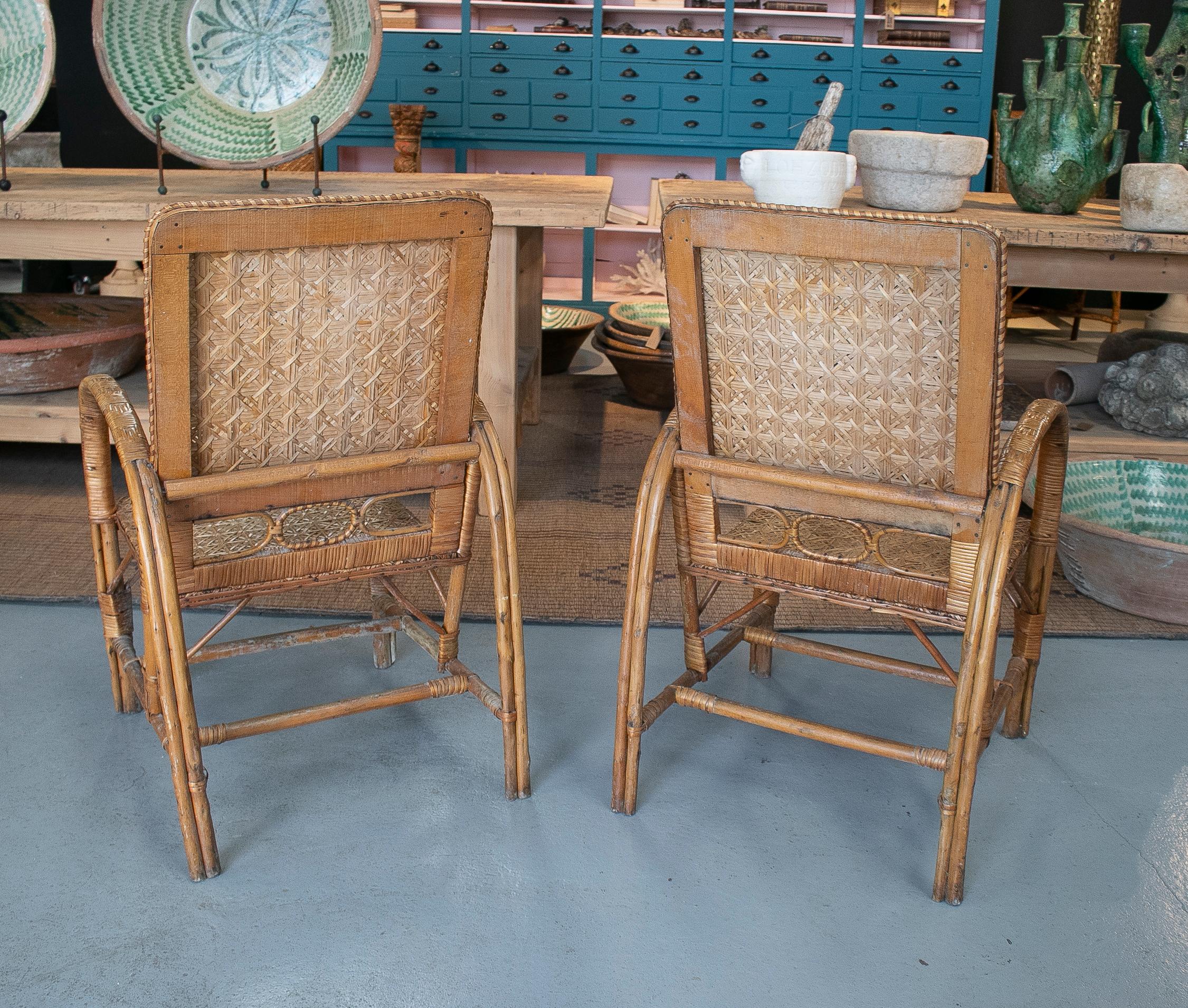 Osier Paire de fauteuils espagnols vintage en osier et bois tissés à la main des années 1950 en vente