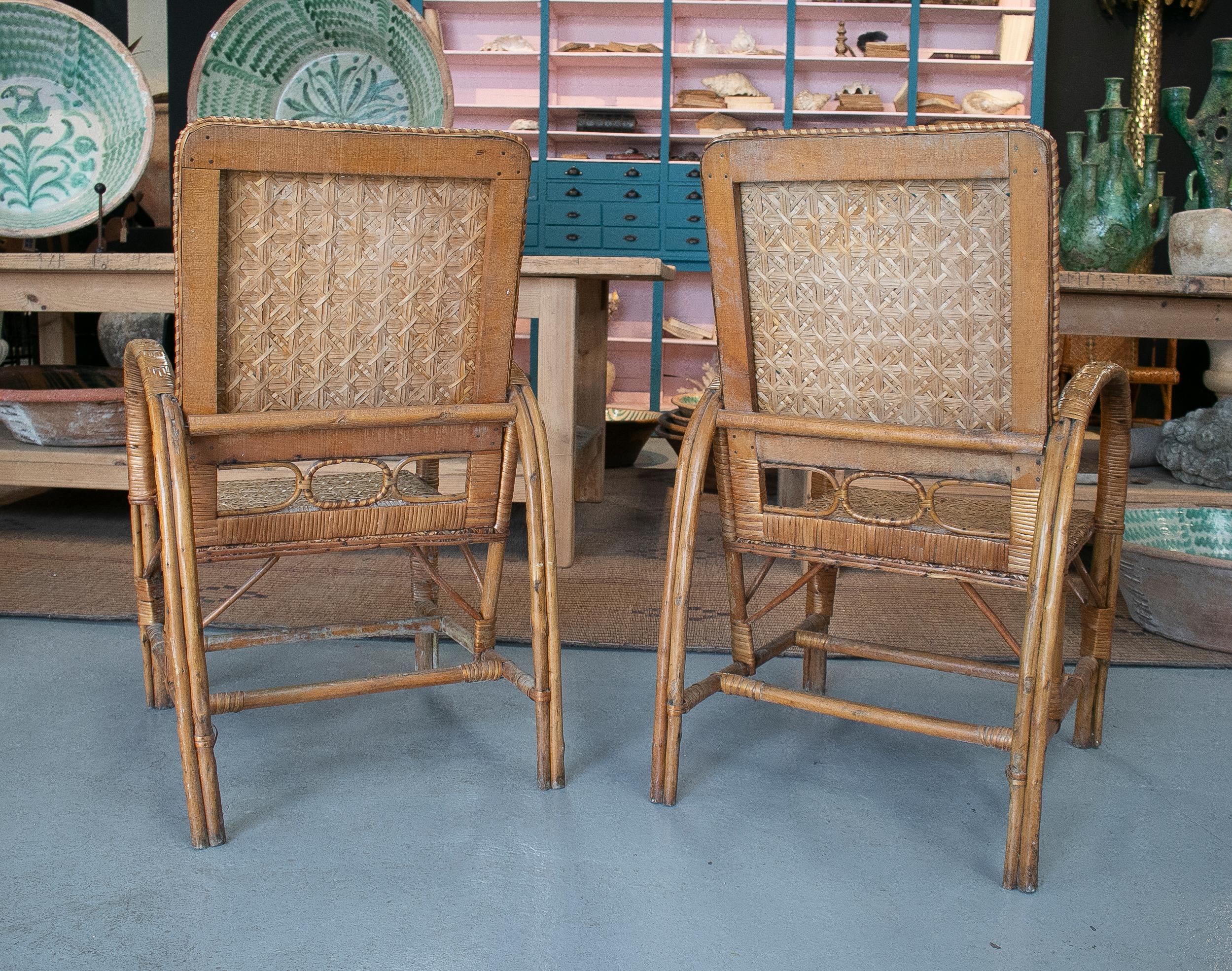 Paire de fauteuils espagnols vintage en osier et bois tissés à la main des années 1950 en vente 1