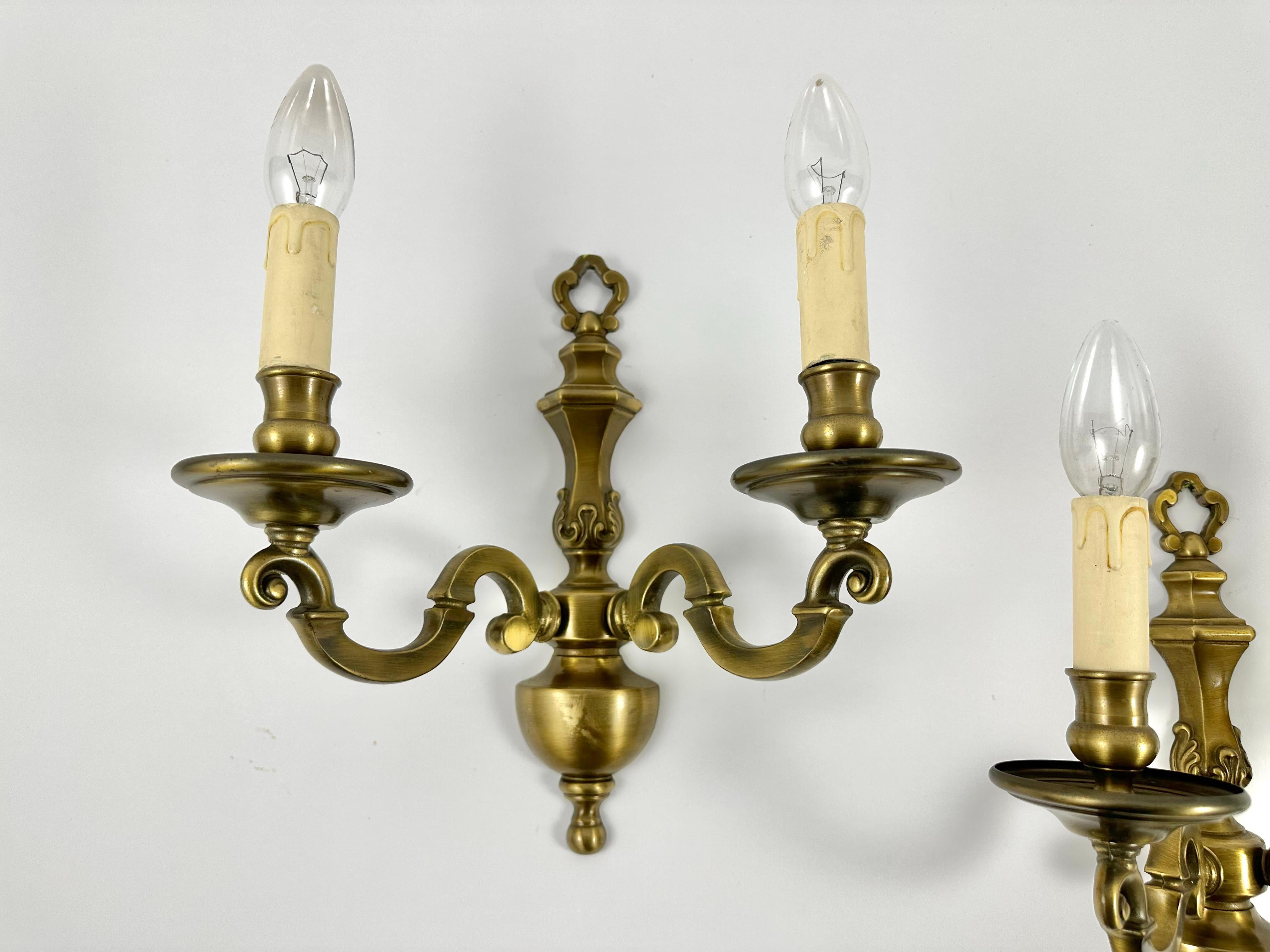 Vintage Paire d'appliques murales en beau bronze du fabricant belge, circa 1960.

Set de lampes Wall Lighting de style classique avec 2 cornes sur chacune d'entre elles.

Très noble et sensuel ! Ces appliques complètent efficacement l'intérieur et