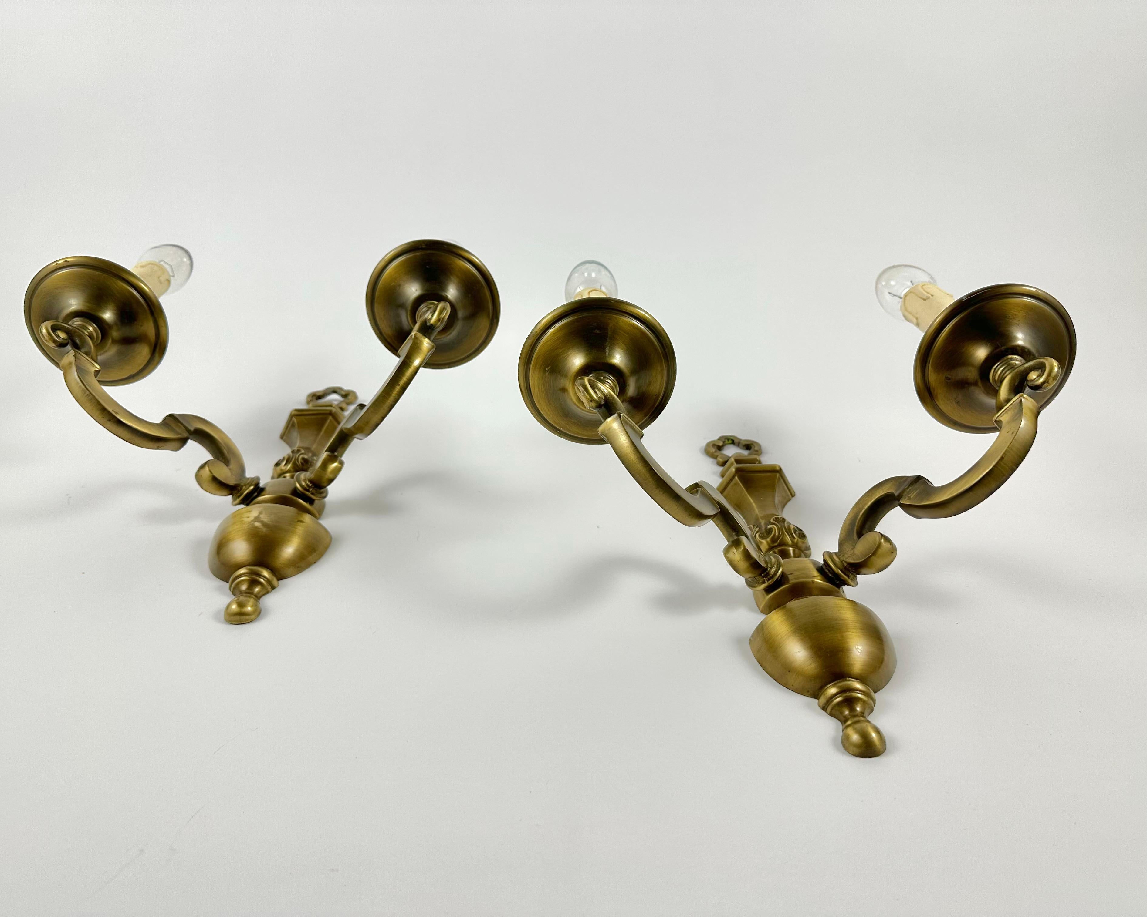 Vintage Pair of 2 Arm Bronze Wall Sconce Traditional Classic Lighting, Belgium In Good Condition For Sale In Bastogne, BE