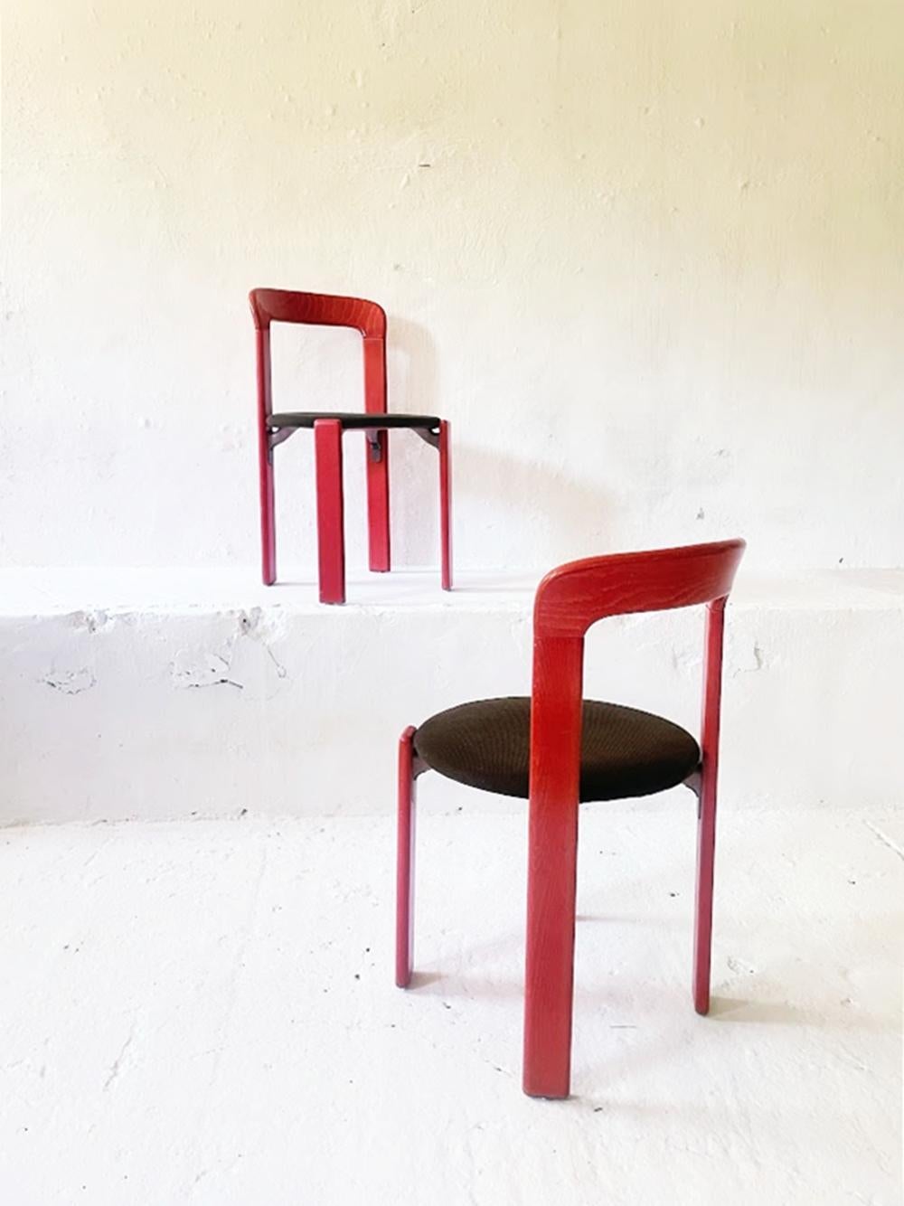 Bruno Rey Chair Set (2 Stück) Ein Paar stapelbarer Buchenholzstühle im Vintage-Stil, entworfen vom Schweizer Designer Bruno Rey. Diese Stühle zeichnen sich durch eine bemerkenswert robuste Bauweise und ein raffiniertes Design aus, das durch eine
