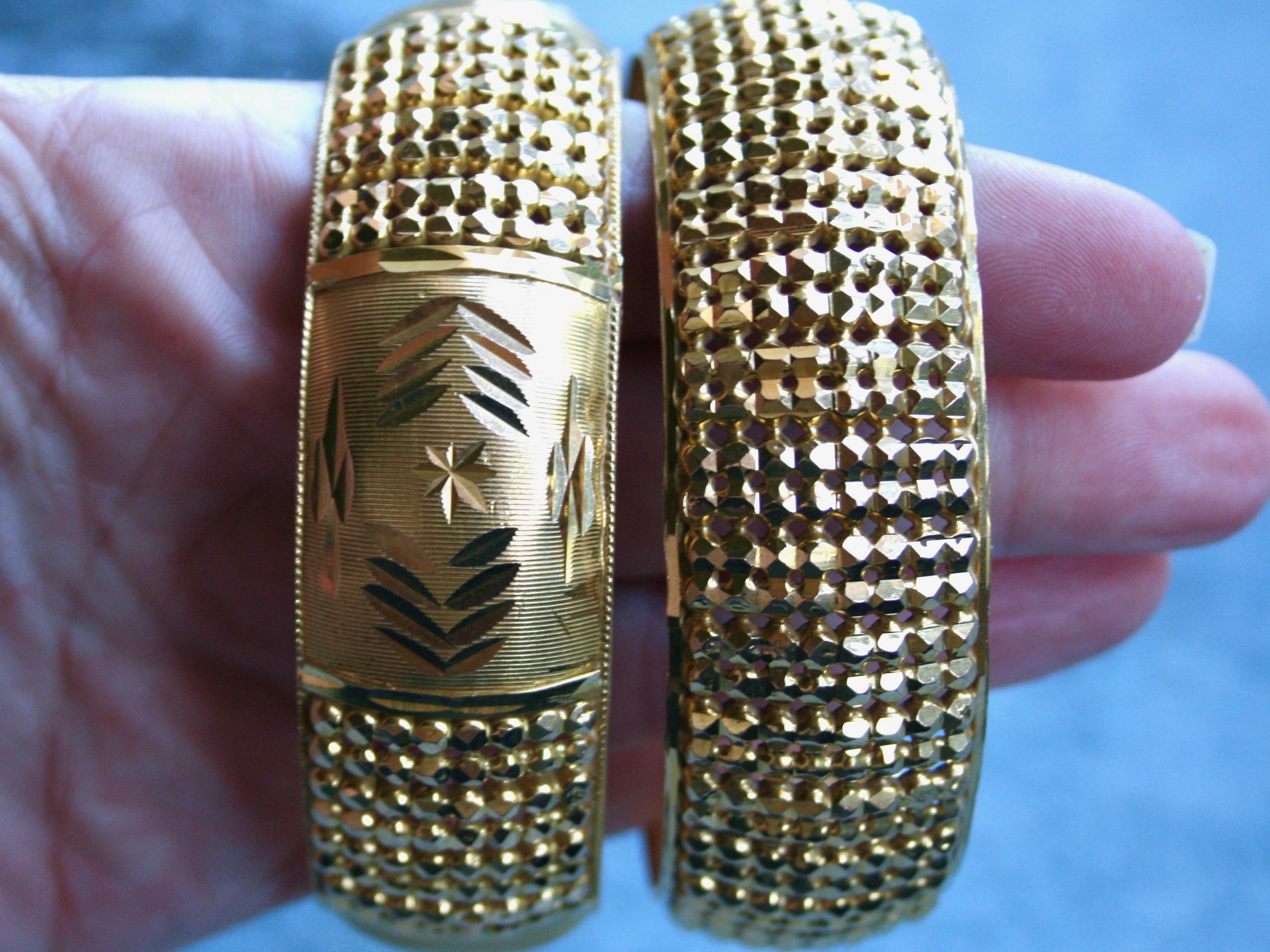 Vintage Pair of 22 Karat Yellow Gold Bangle Bracelets In Good Condition For Sale In San Francisco, CA