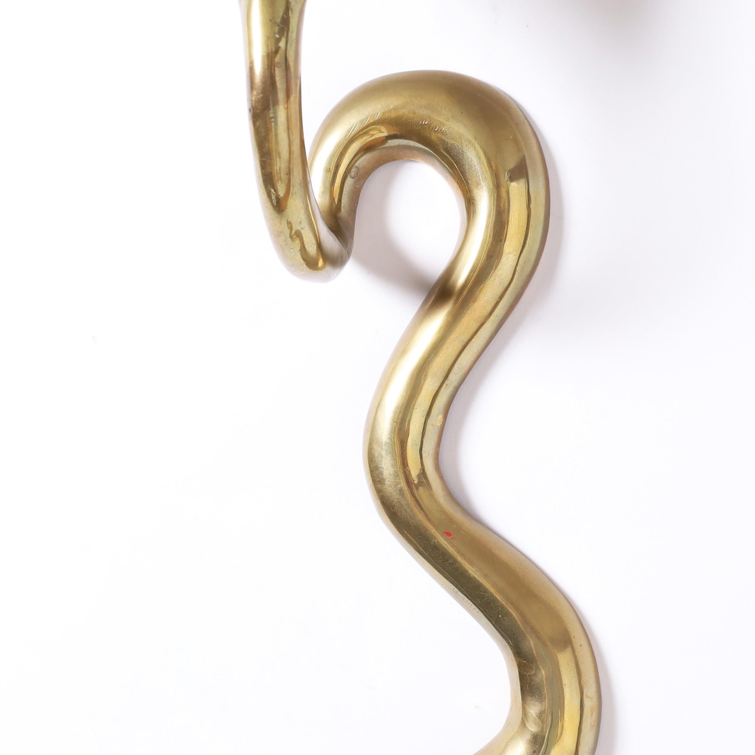 Vintage Pair of Anglo Indian Brass Cobra Wandleuchter (20. Jahrhundert) im Angebot