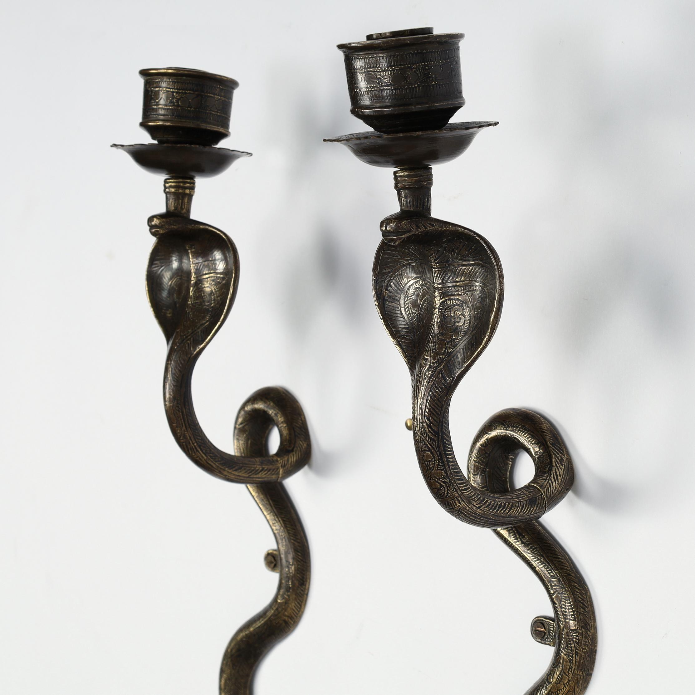 Anglo-indiano Coppia di lampade da parete anglo-indiane in ottone a forma di serpente o di cobra in vendita