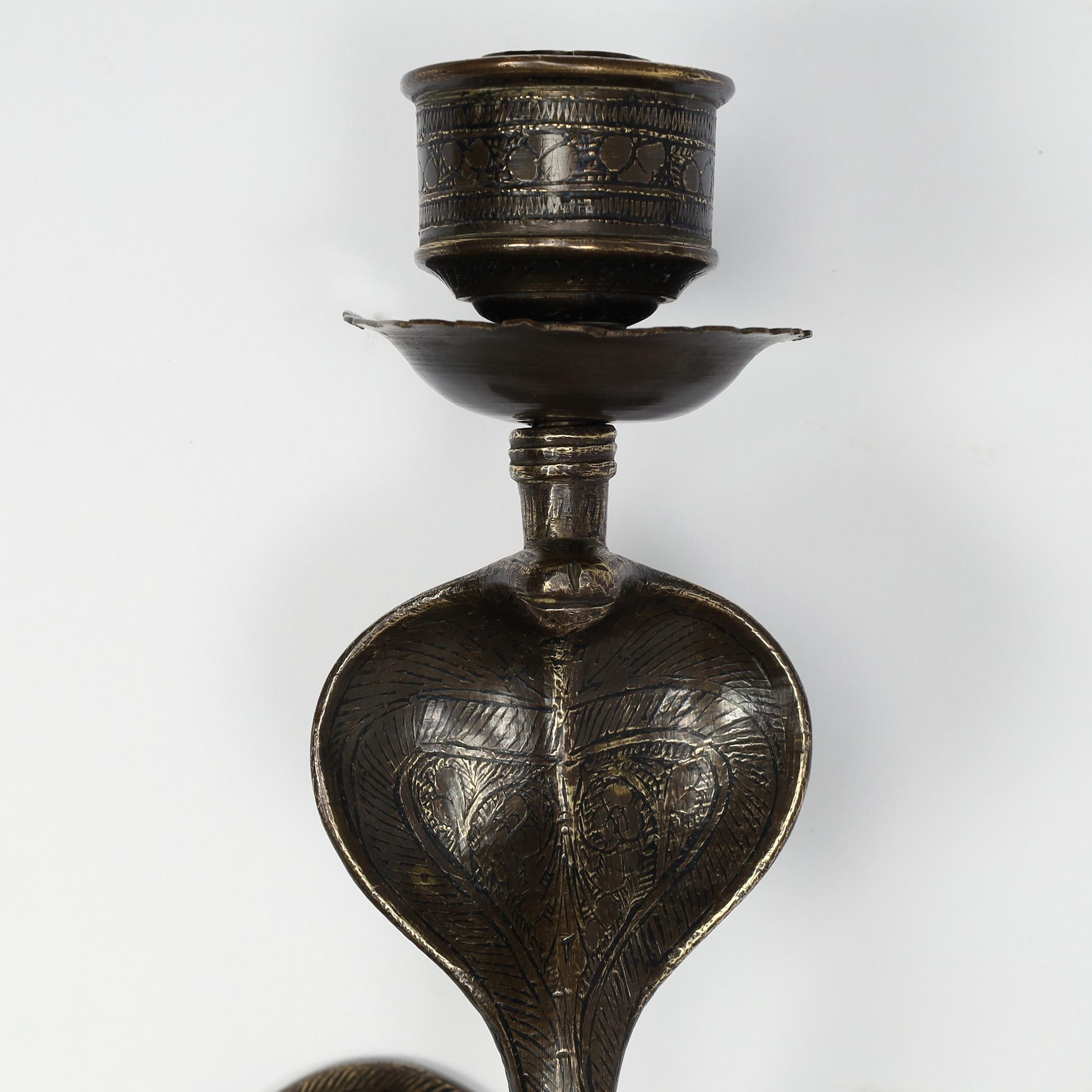 Indiano Coppia di lampade da parete anglo-indiane in ottone a forma di serpente o di cobra in vendita