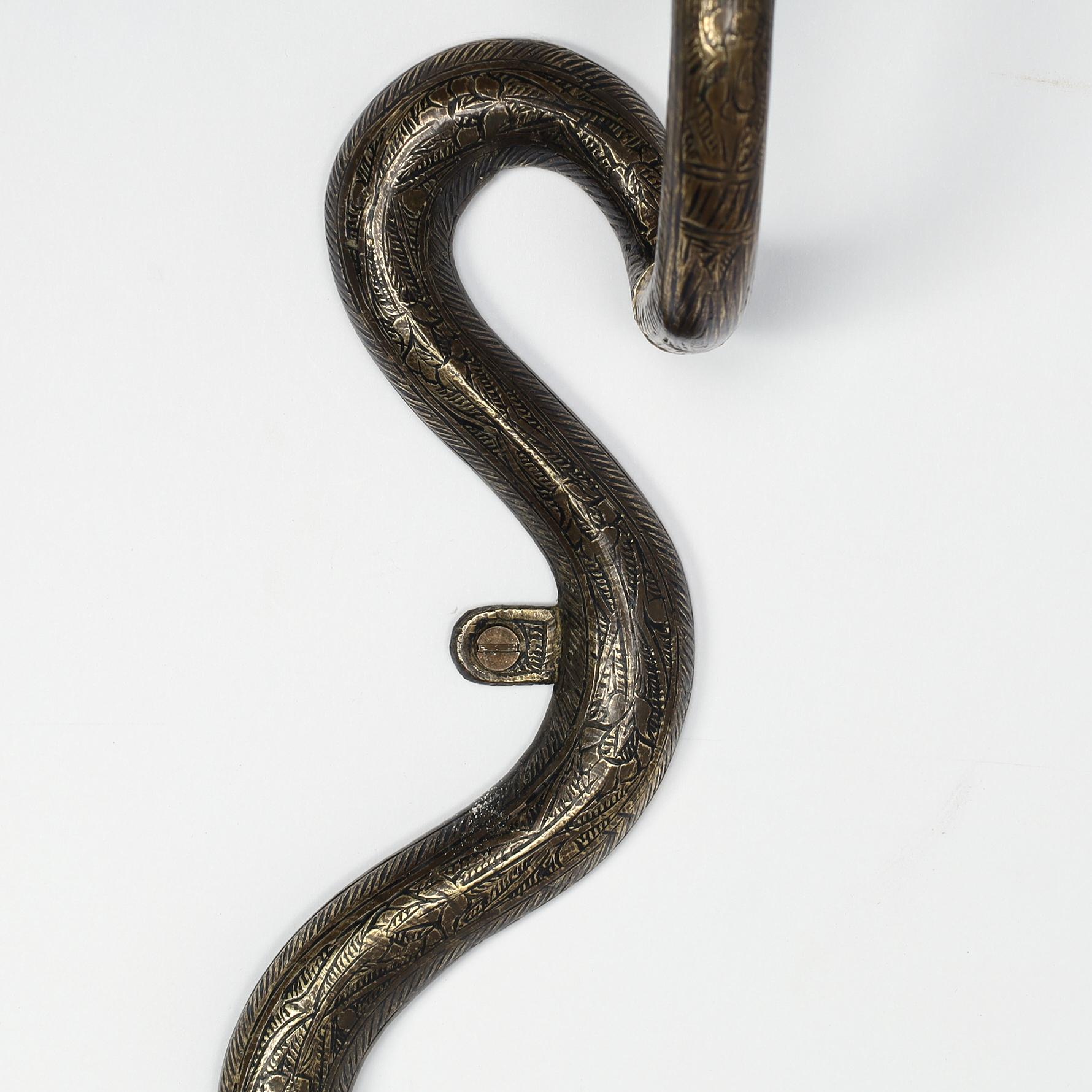Realizzato con acquaforte Coppia di lampade da parete anglo-indiane in ottone a forma di serpente o di cobra in vendita