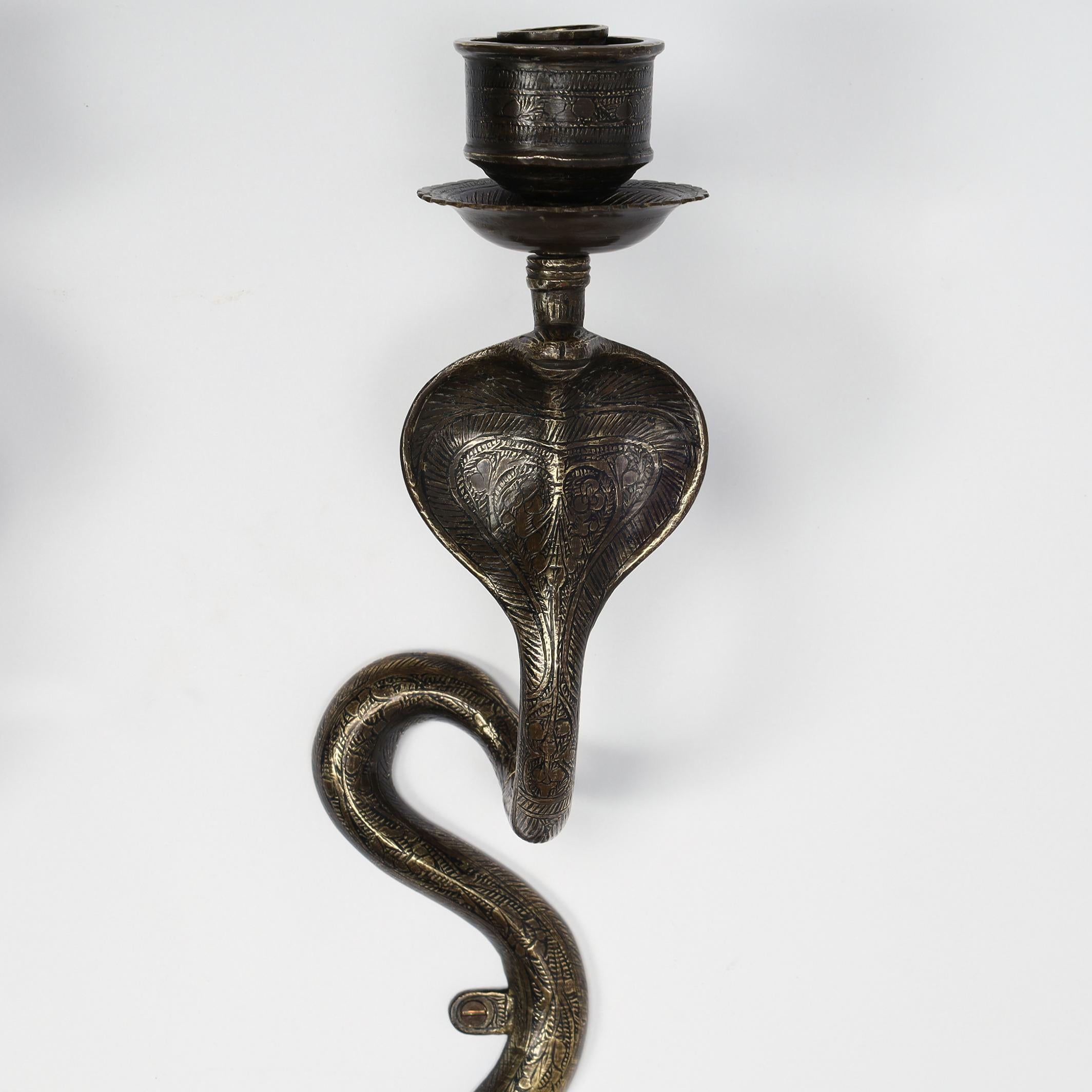 XX secolo Coppia di lampade da parete anglo-indiane in ottone a forma di serpente o di cobra in vendita
