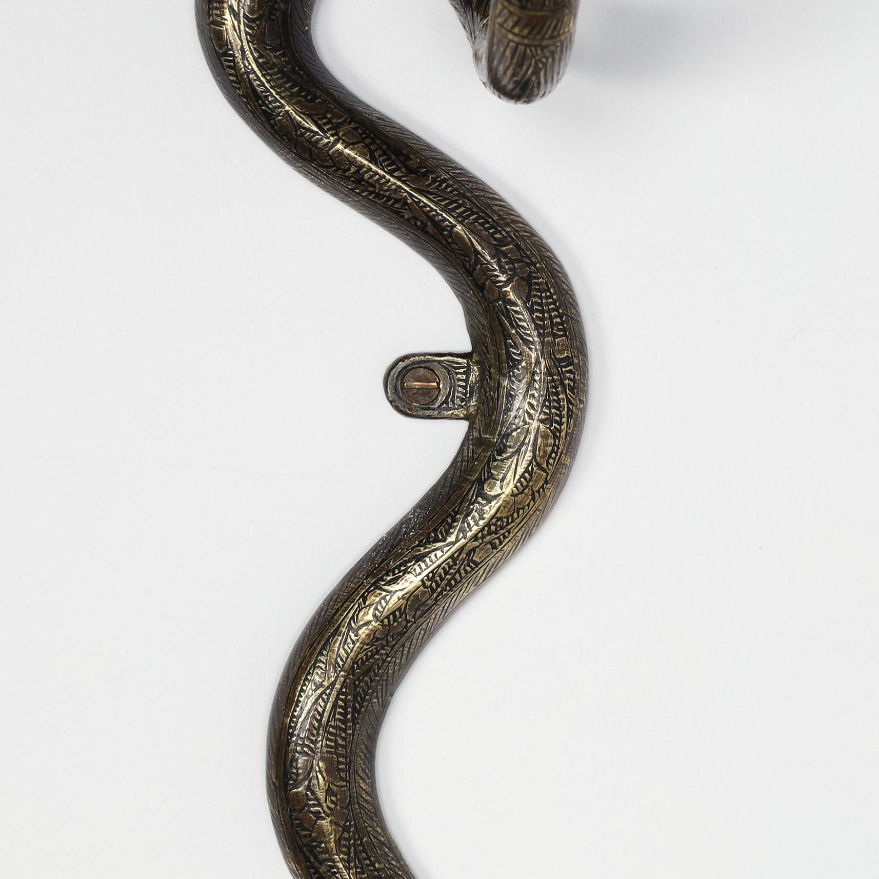Ottone Coppia di lampade da parete anglo-indiane in ottone a forma di serpente o di cobra in vendita
