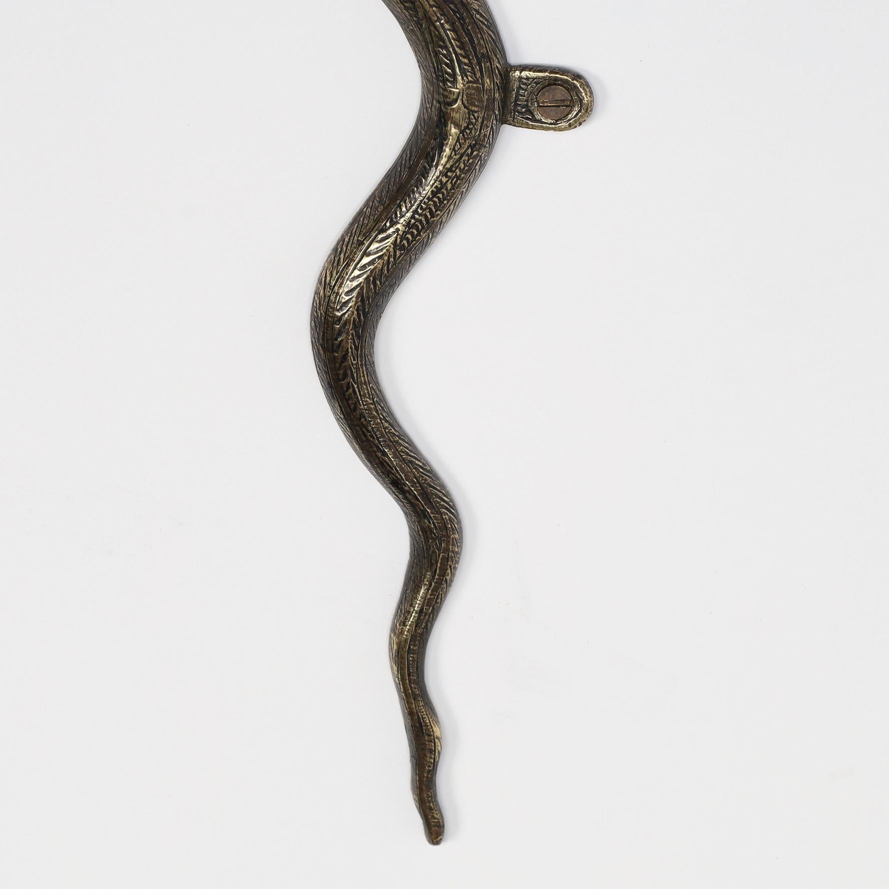 Coppia di lampade da parete anglo-indiane in ottone a forma di serpente o di cobra in vendita 1