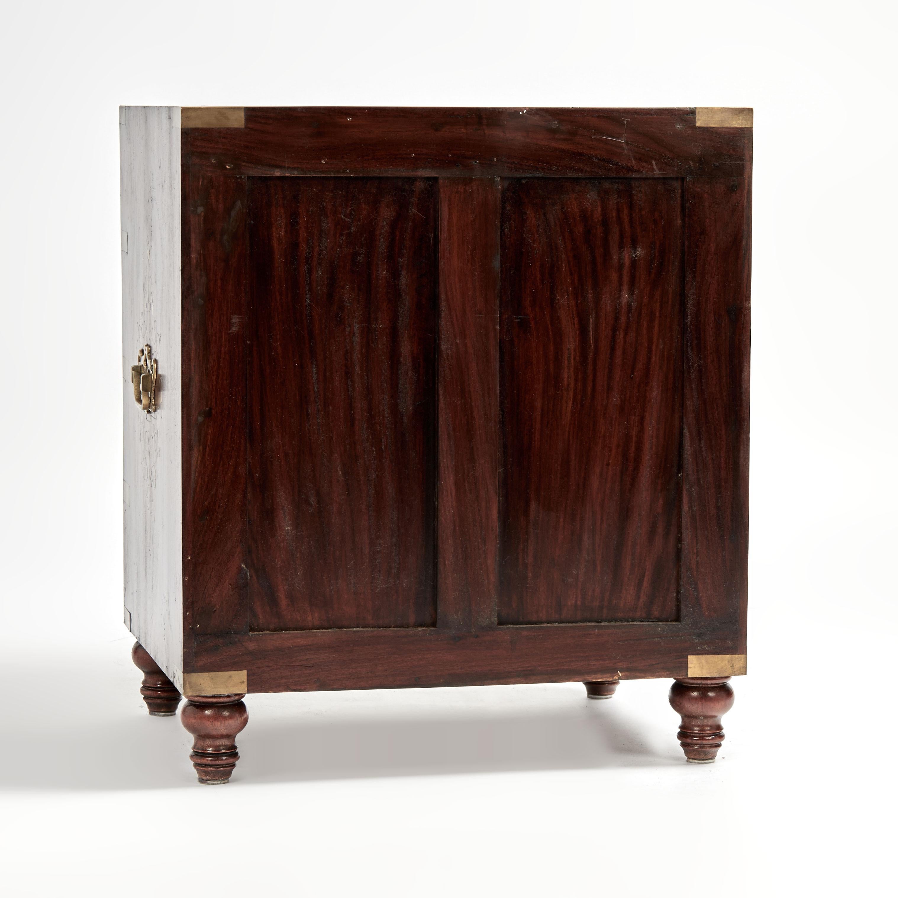 Laiton Vintage Paire de pupitres en palissandre incrusté de style Campaigner Anglo Indian Style en vente