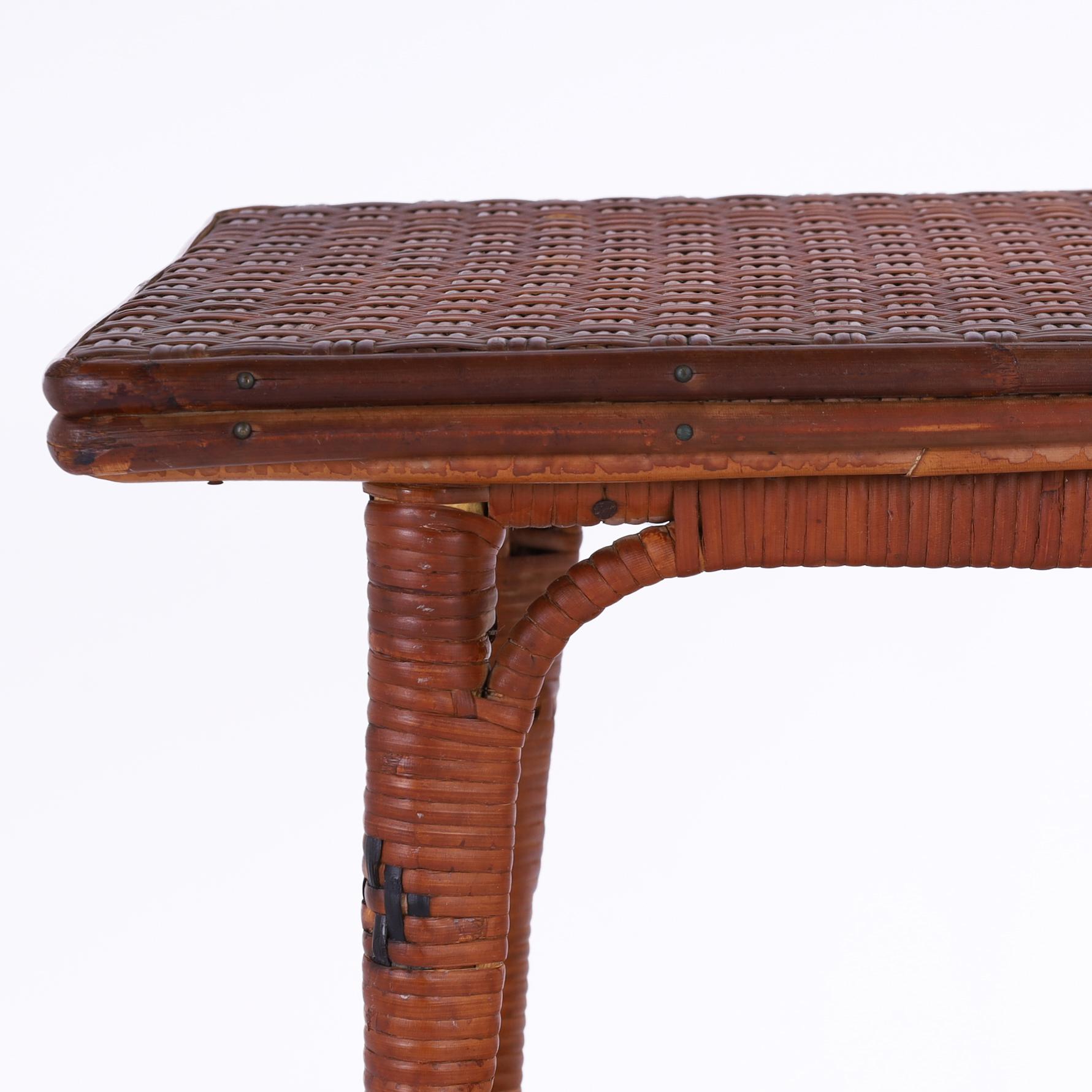 Paire vintage de stands en rotin anglo-indien avec porte-revues en vente 2