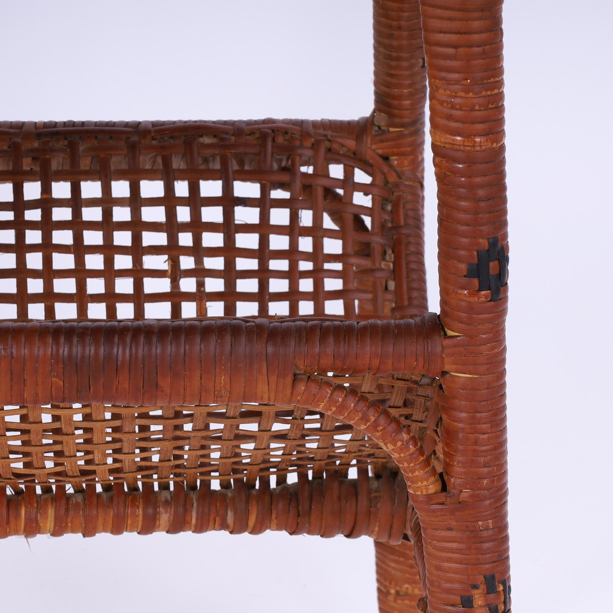 Paire vintage de stands en rotin anglo-indien avec porte-revues en vente 3