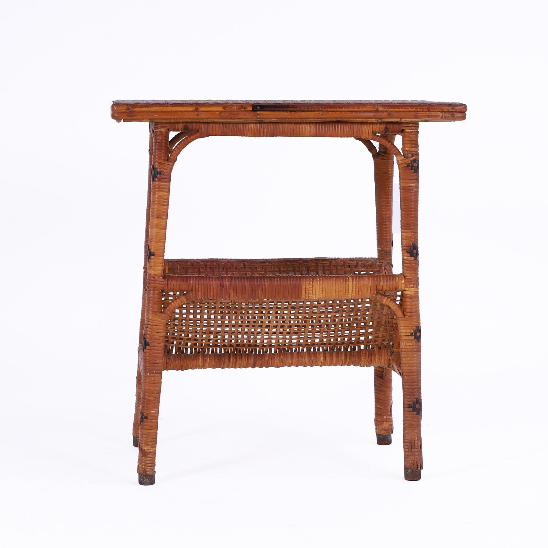 Paire vintage de stands en rotin anglo-indien avec porte-revues en vente 5