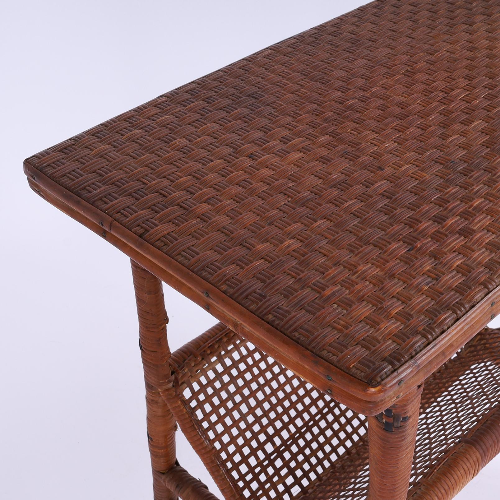 Paire vintage de stands en rotin anglo-indien avec porte-revues en vente 7