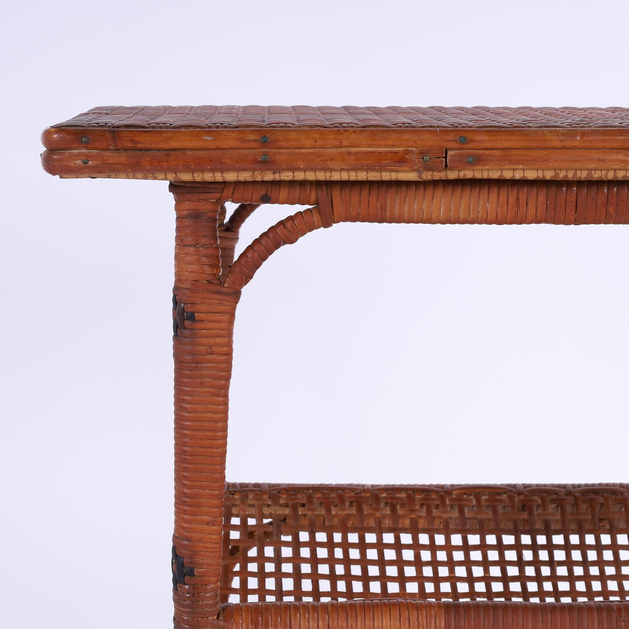 Paire vintage de stands en rotin anglo-indien avec porte-revues en vente 8
