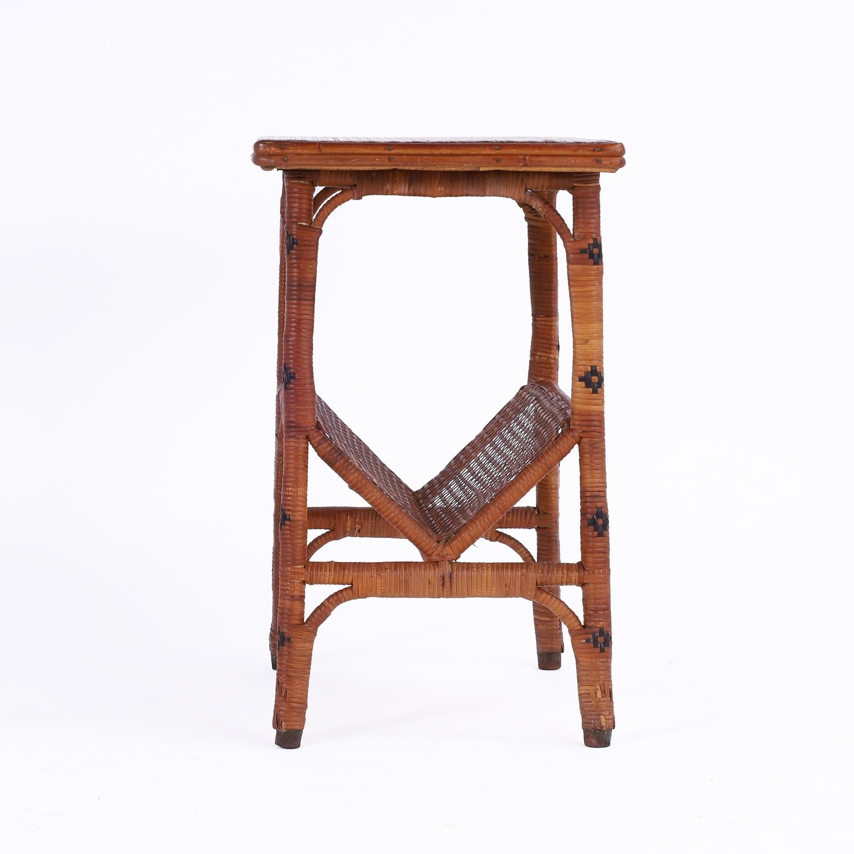 Paire vintage de stands en rotin anglo-indien avec porte-revues en vente 9